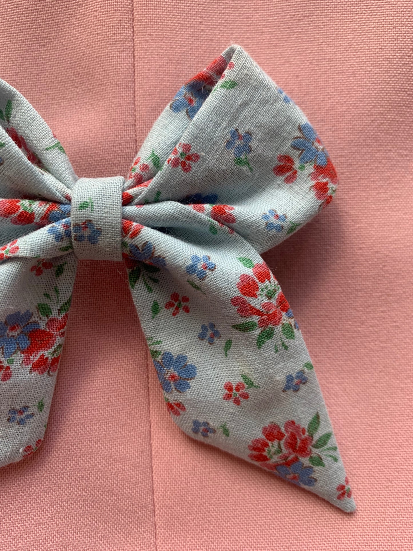 Noeud cheveux bleu avec petites fleurs