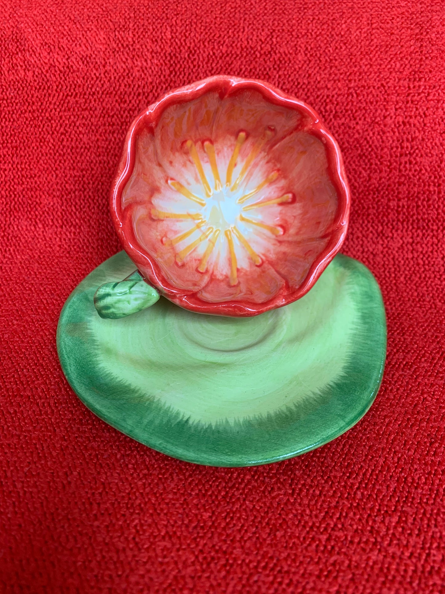 Petite tasse fleur avec son assiette