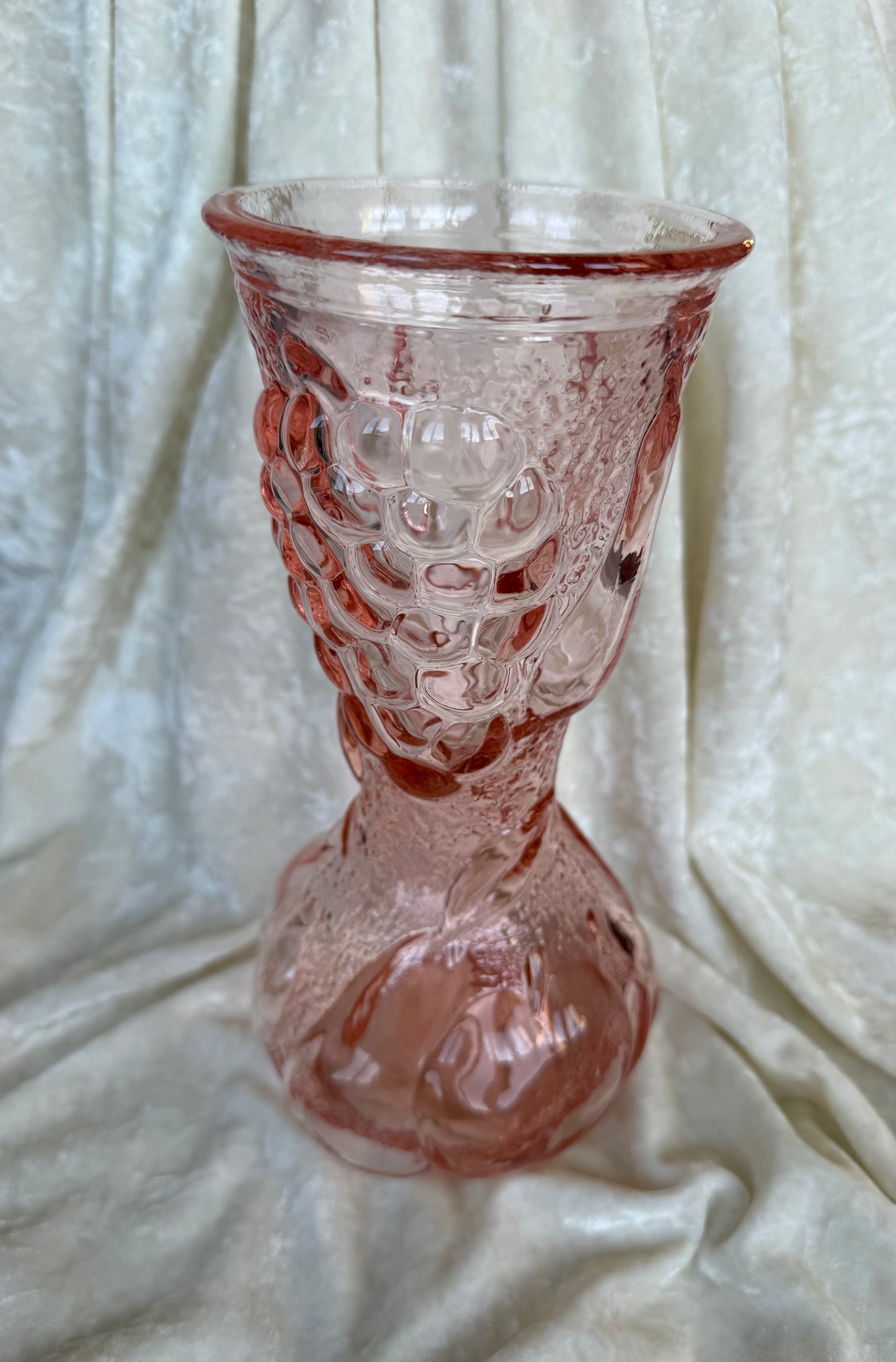 Vase en verre rose avec fruits en relief