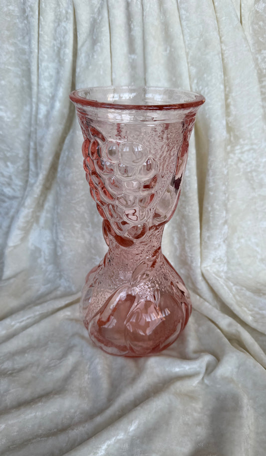 Vase en verre rose avec fruits en relief