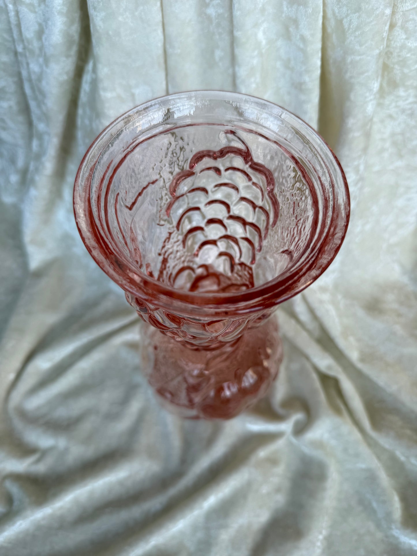 Vase en verre rose avec fruits en relief