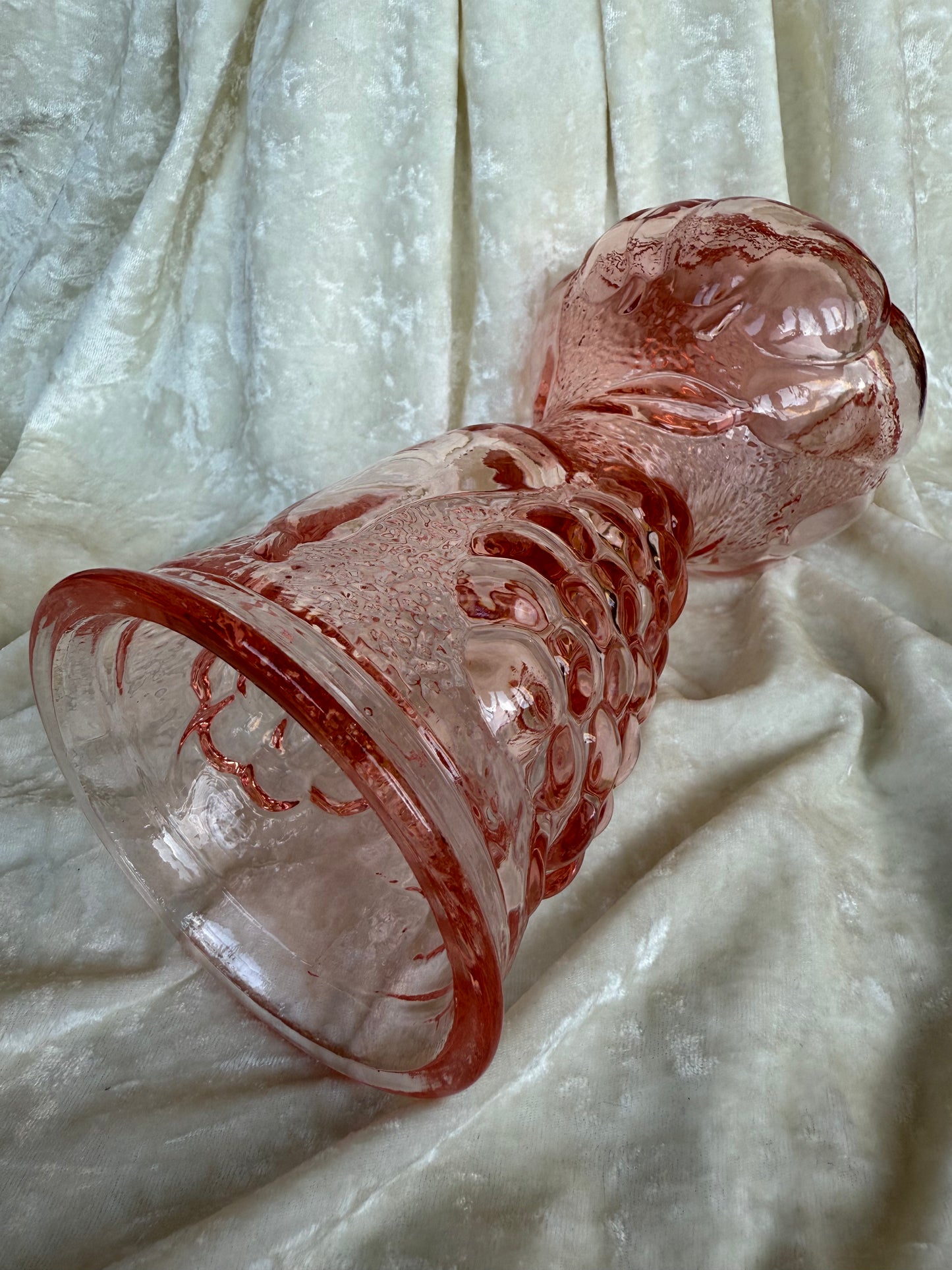 Vase en verre rose avec fruits en relief