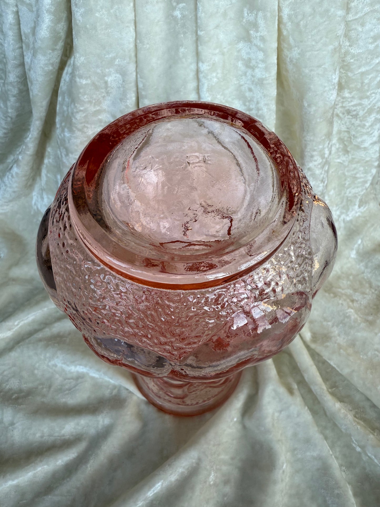 Vase en verre rose avec fruits en relief