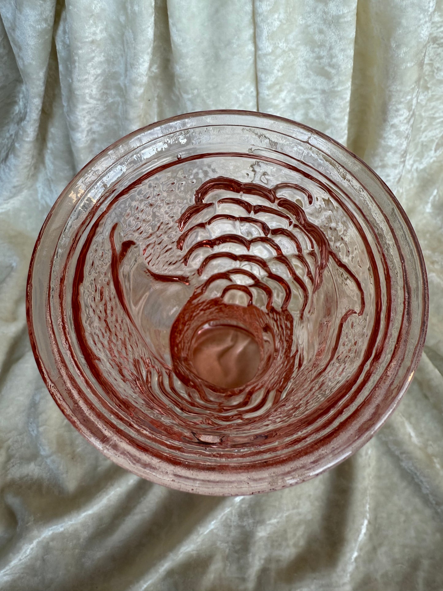 Vase en verre rose avec fruits en relief