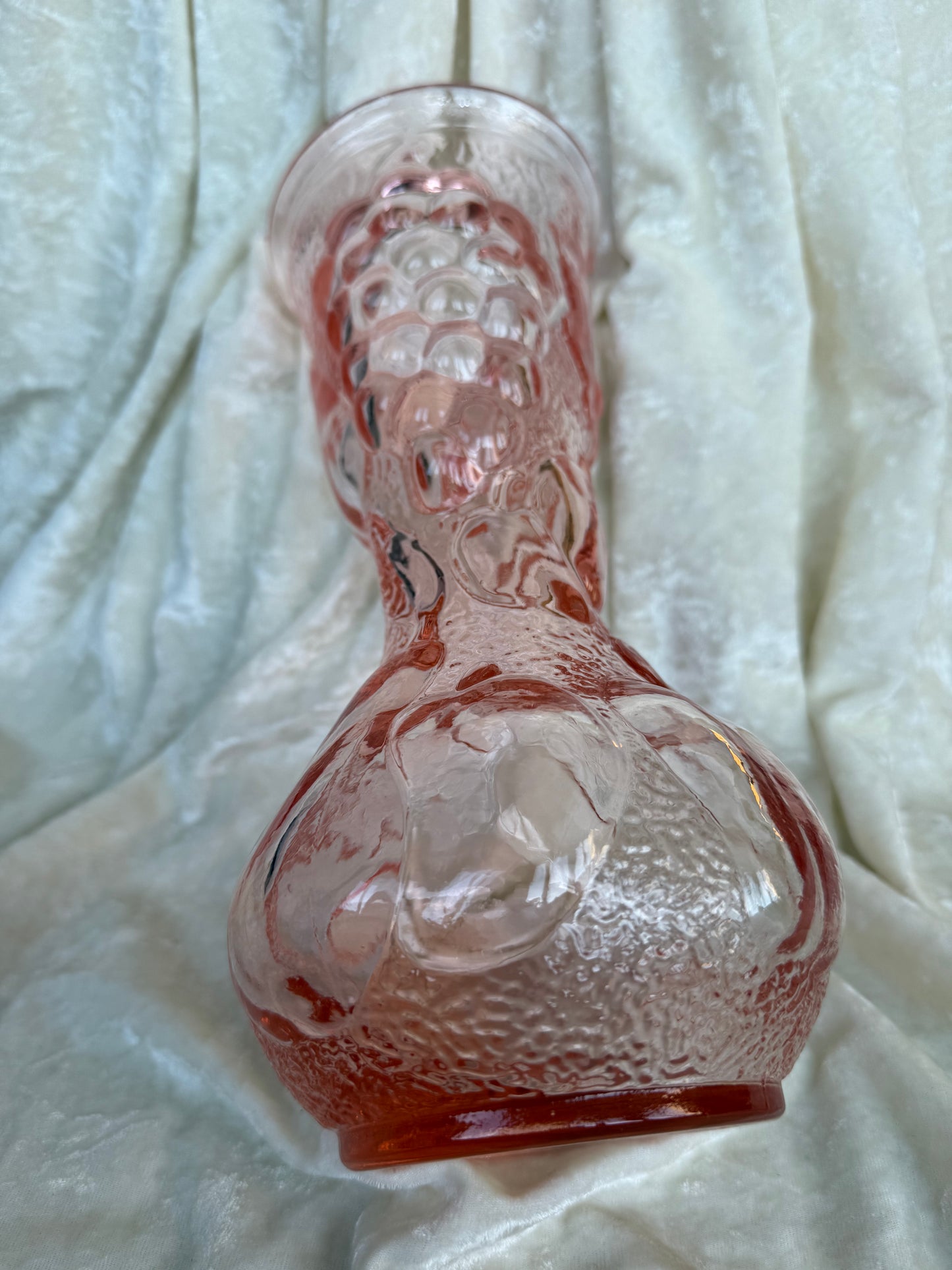 Vase en verre rose avec fruits en relief