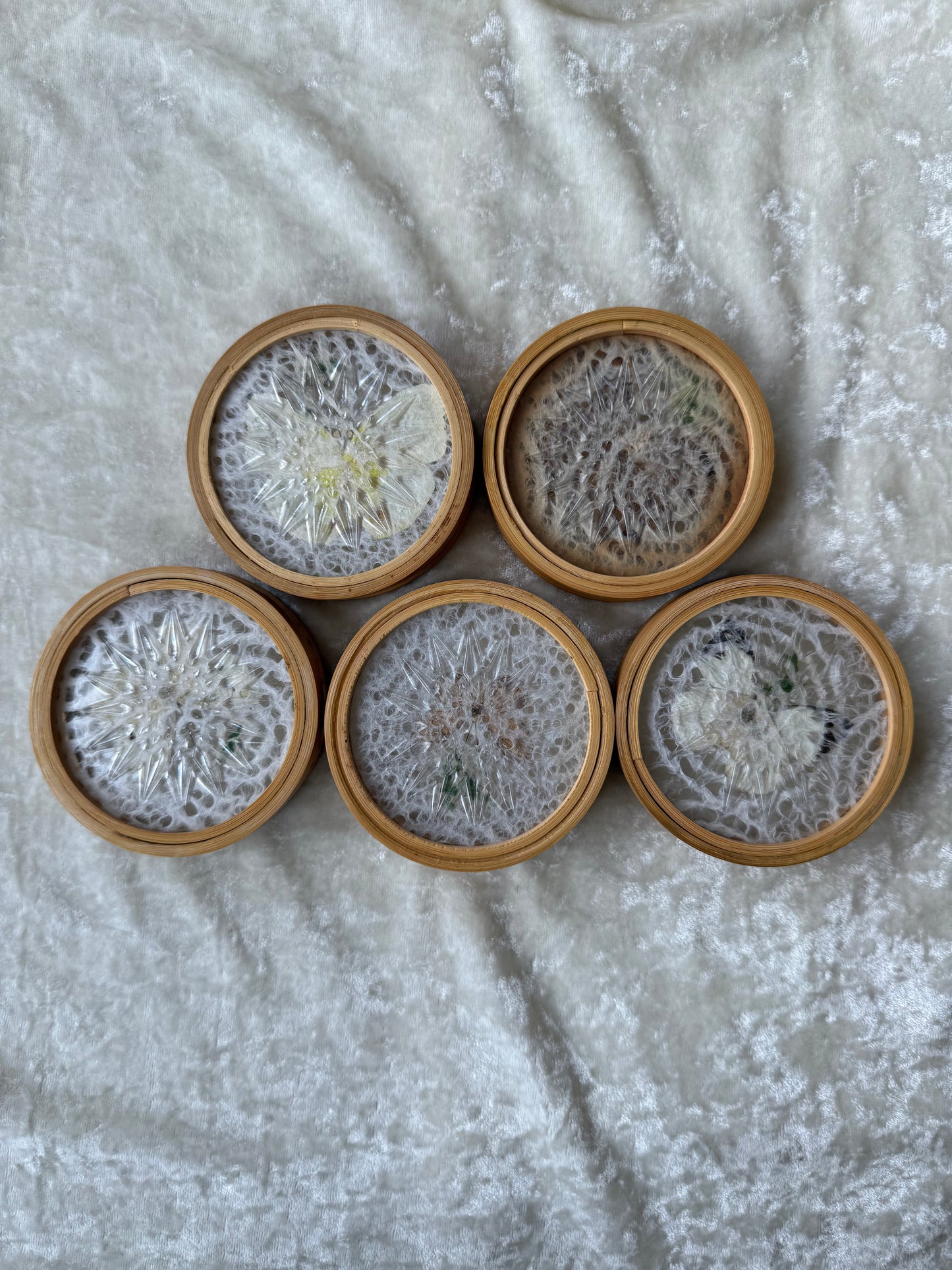 Cinq sous-verres vintage papillons séchés tour en bambou