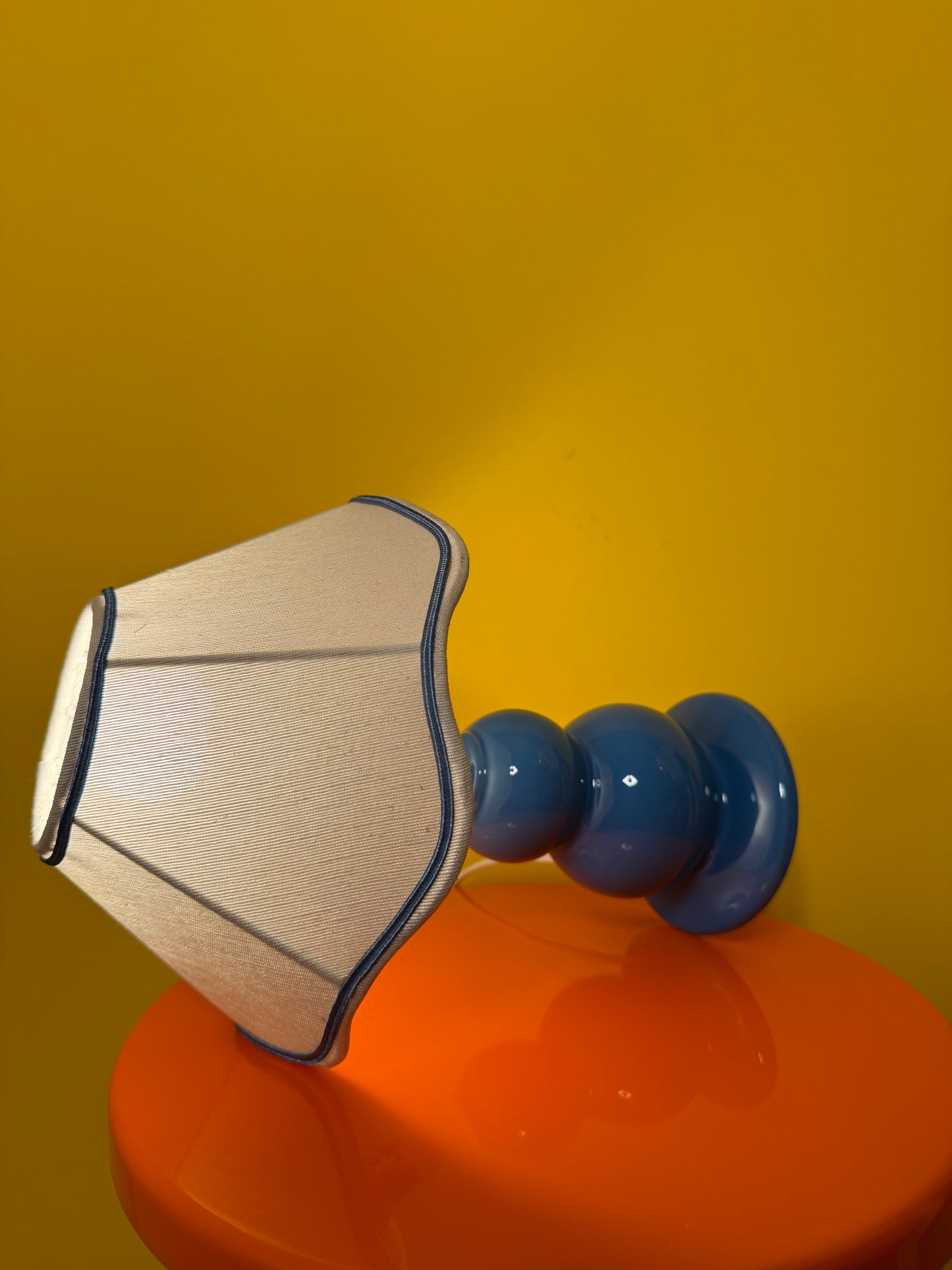 Lampe Mathias pied boules bleues en céramique avec abat jour-vintage