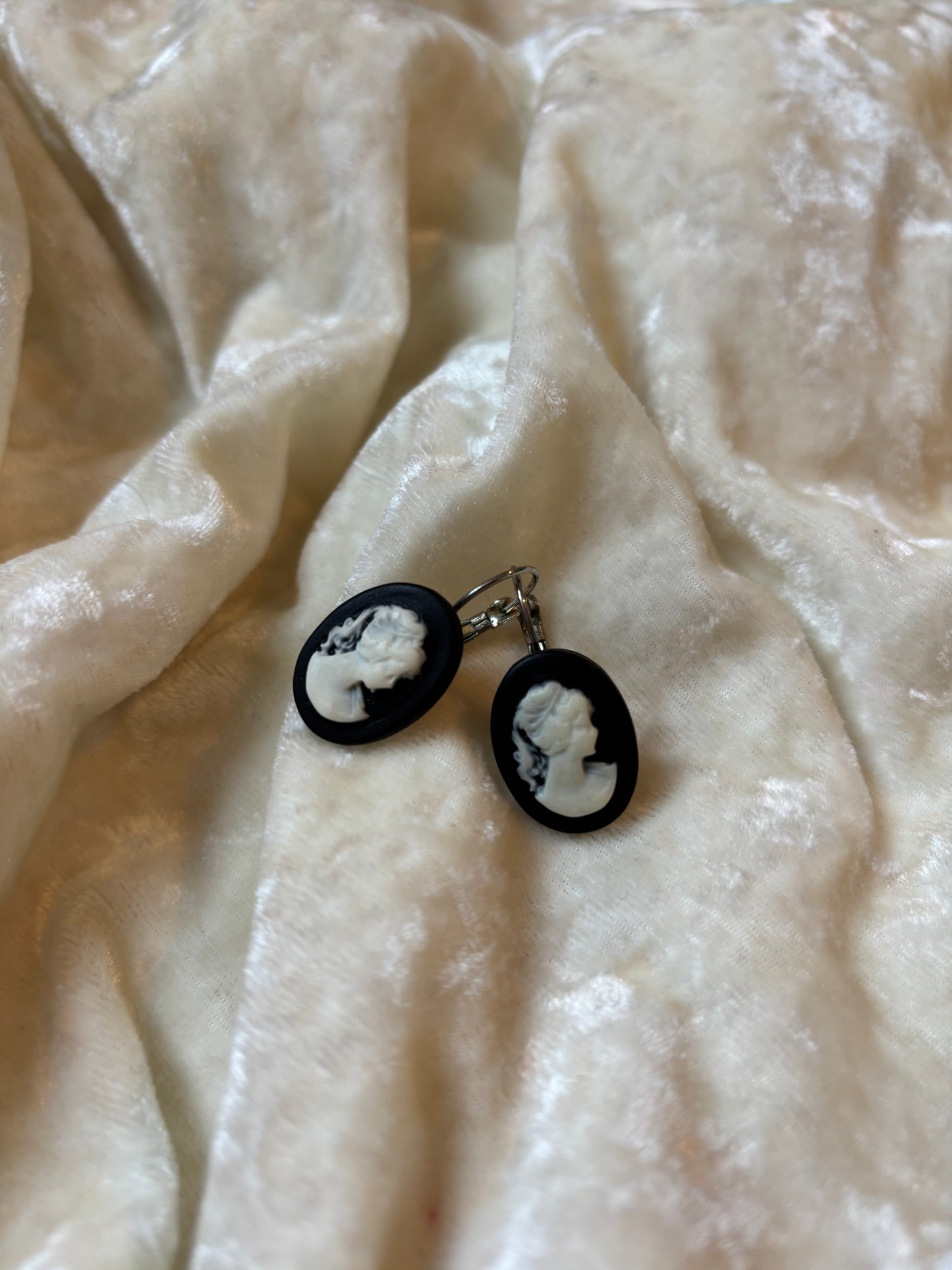 Boucles d'oreilles camée noires & blanches