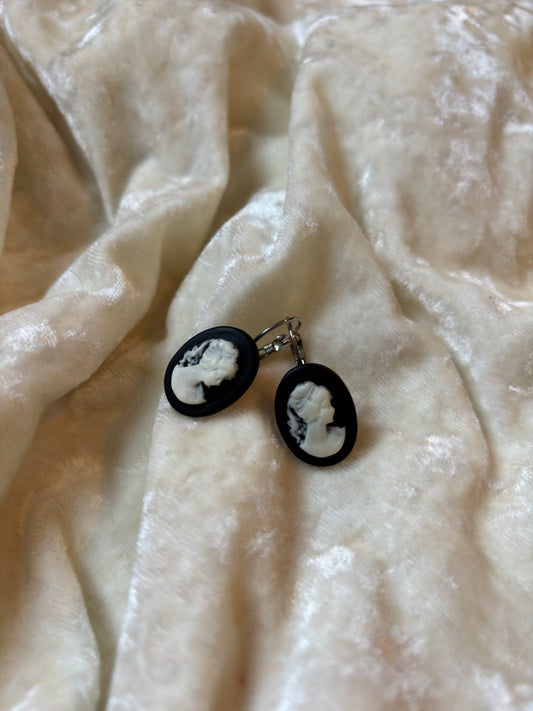 Boucles d'oreilles camée noires & blanches