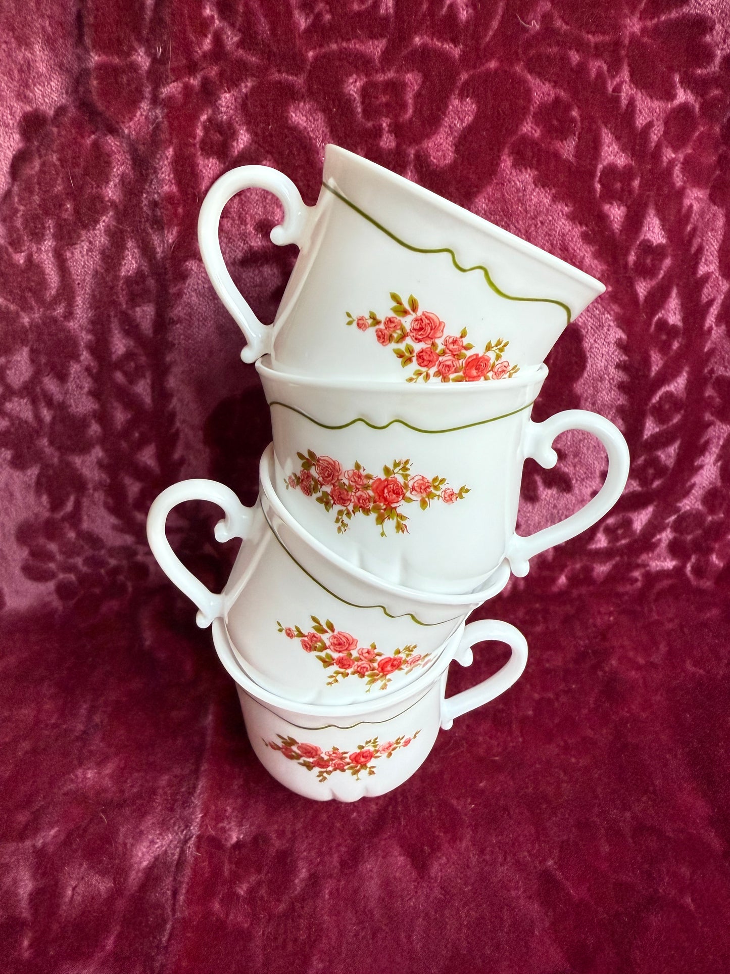 Quatre tasses fleuries vintage Arcopal France