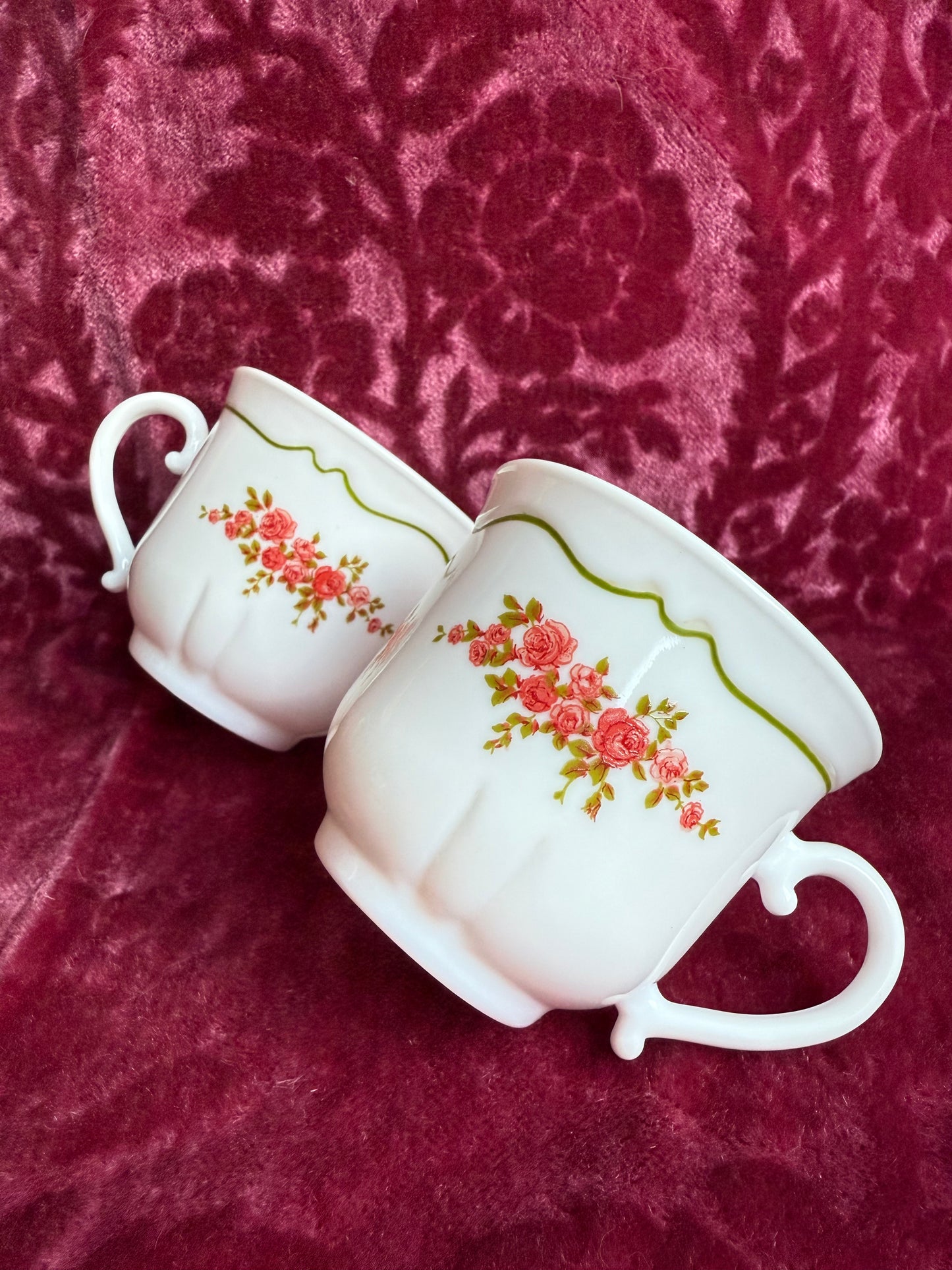 Quatre tasses fleuries vintage Arcopal France