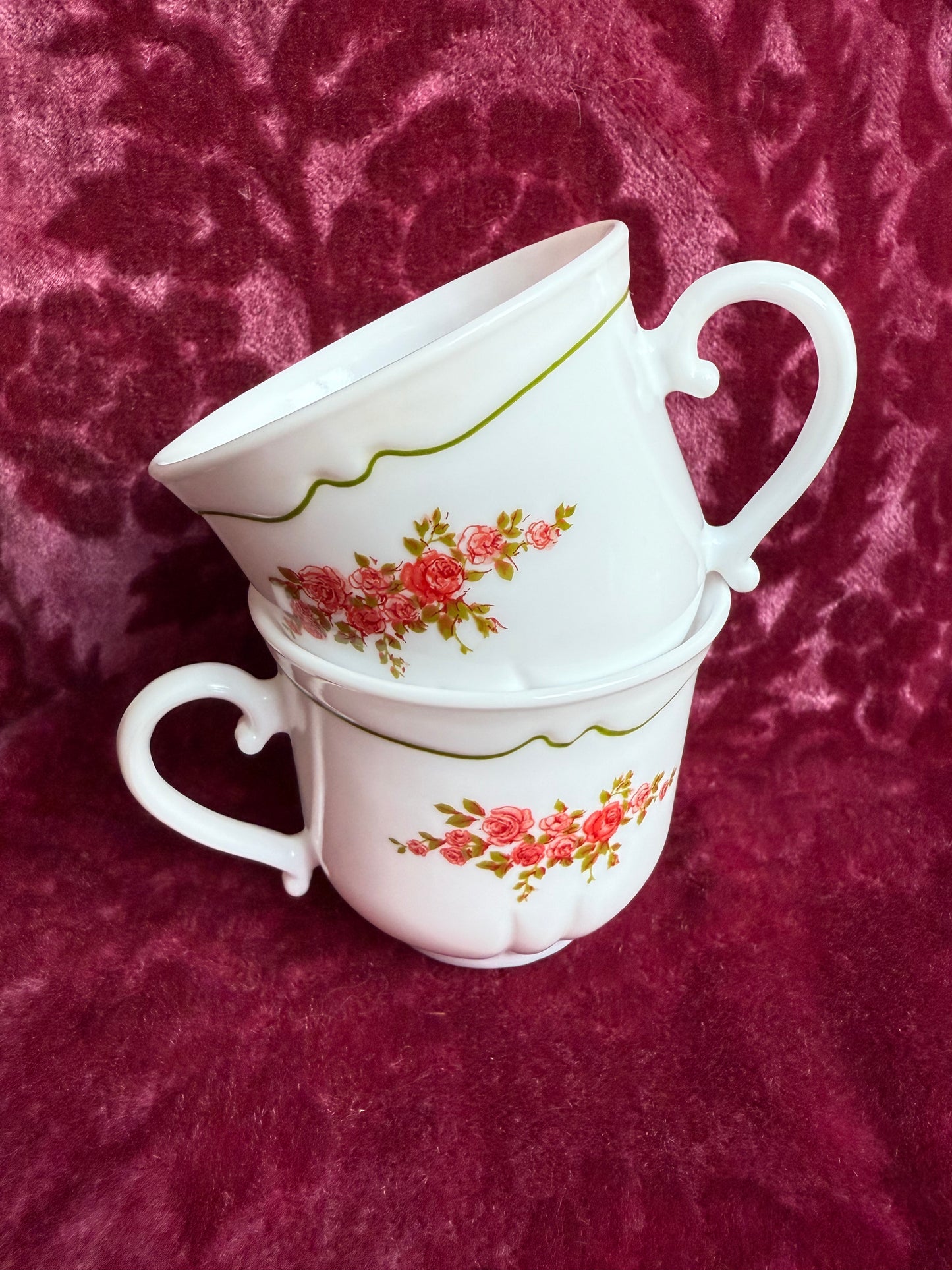 Quatre tasses fleuries vintage Arcopal France