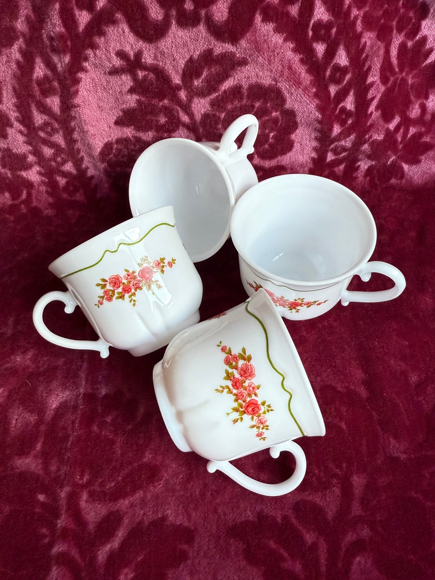 Quatre tasses fleuries vintage Arcopal France