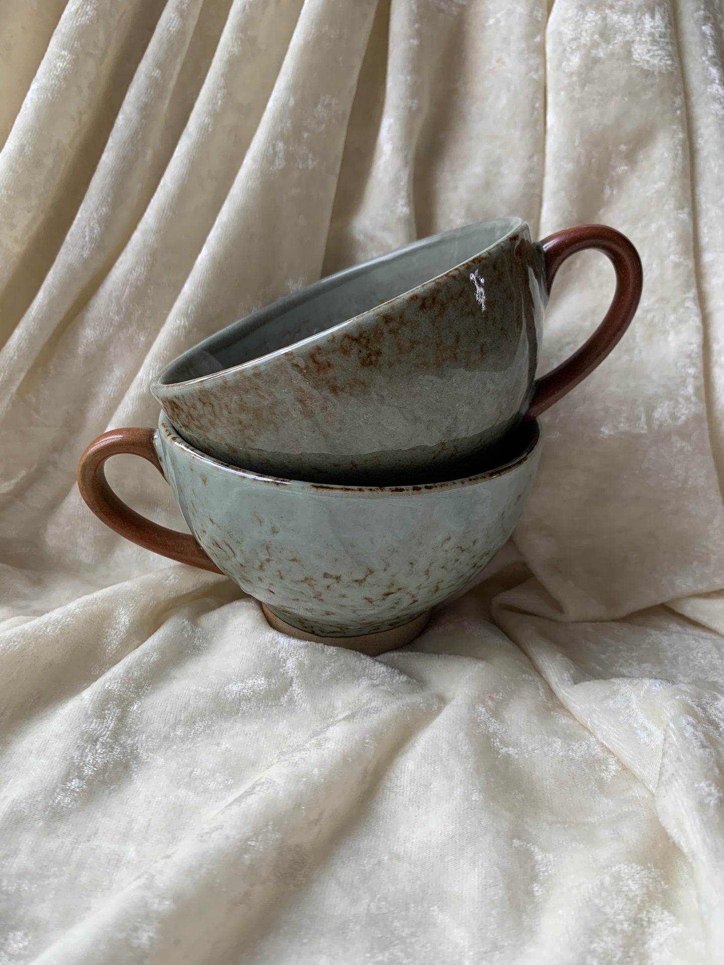 Deux tasses en grès émaillé