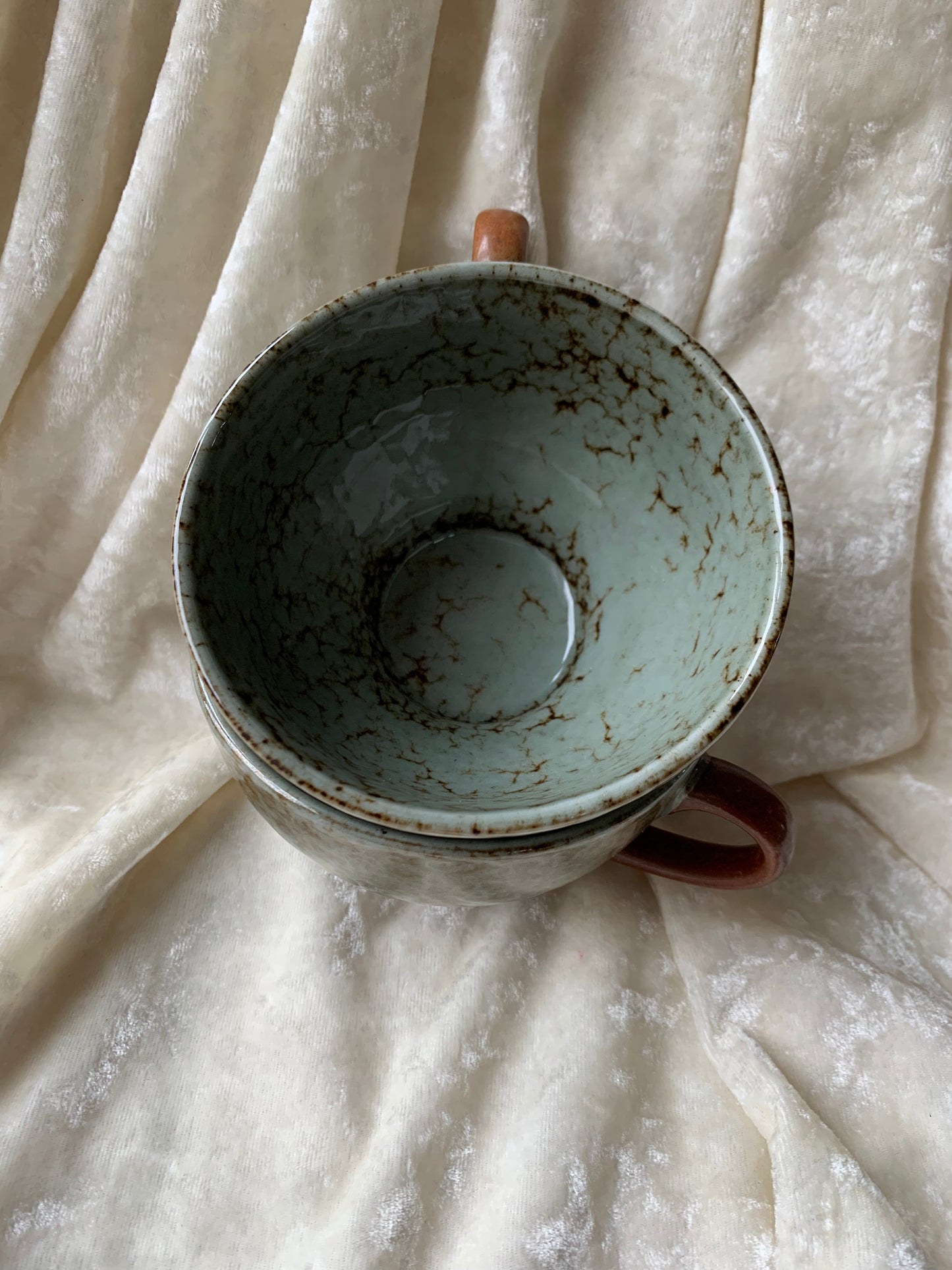 Deux tasses en grès émaillé
