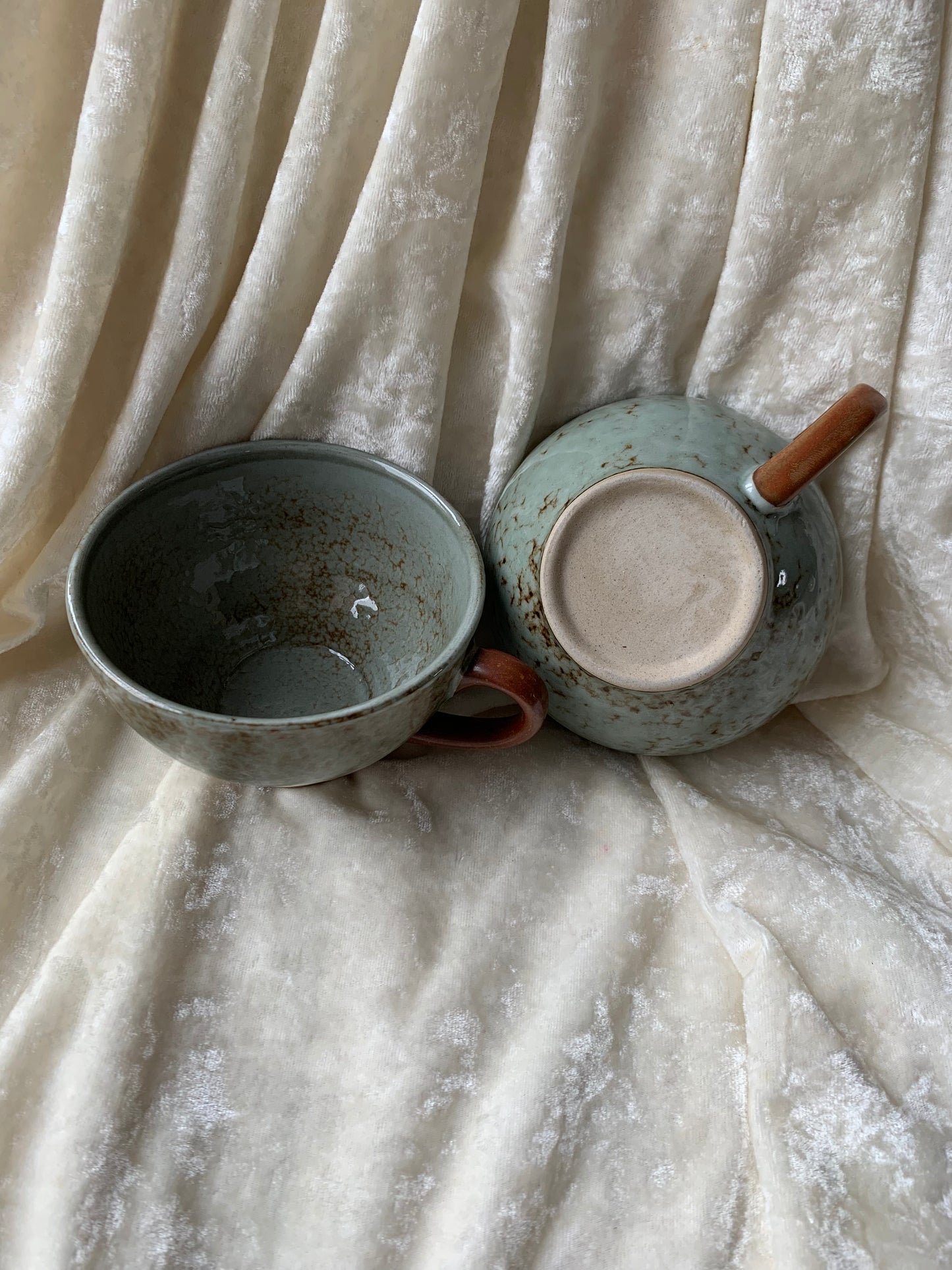 Deux tasses en grès émaillé