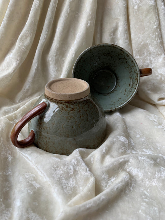 Deux tasses en grès émaillé