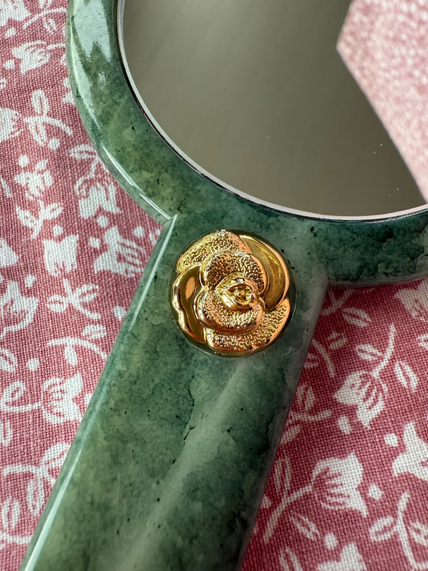 Miroir à main rond imitation pierre verte et rose dorée