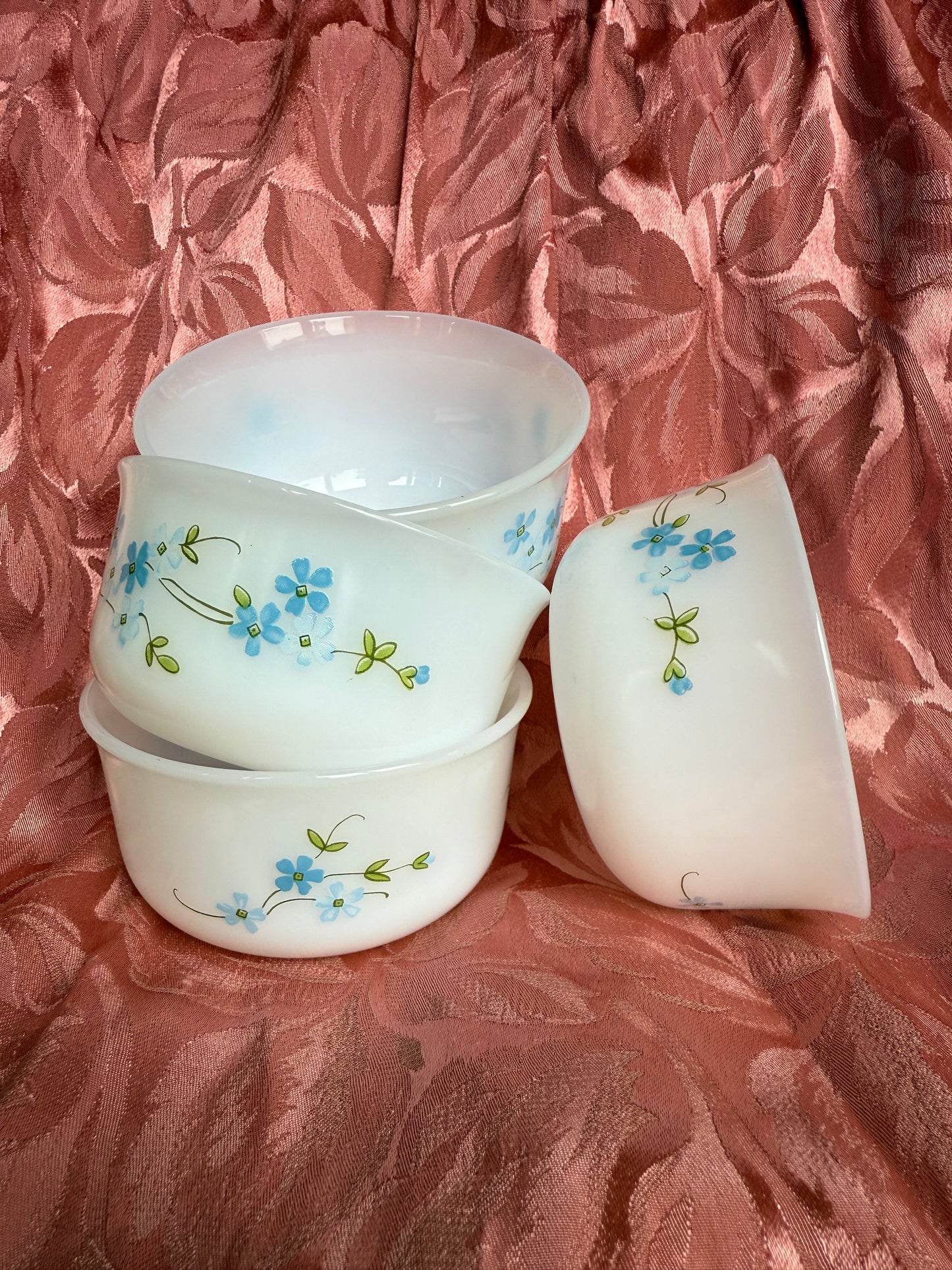 Quatre coupelles / ramequins Arcopal fleurs bleues