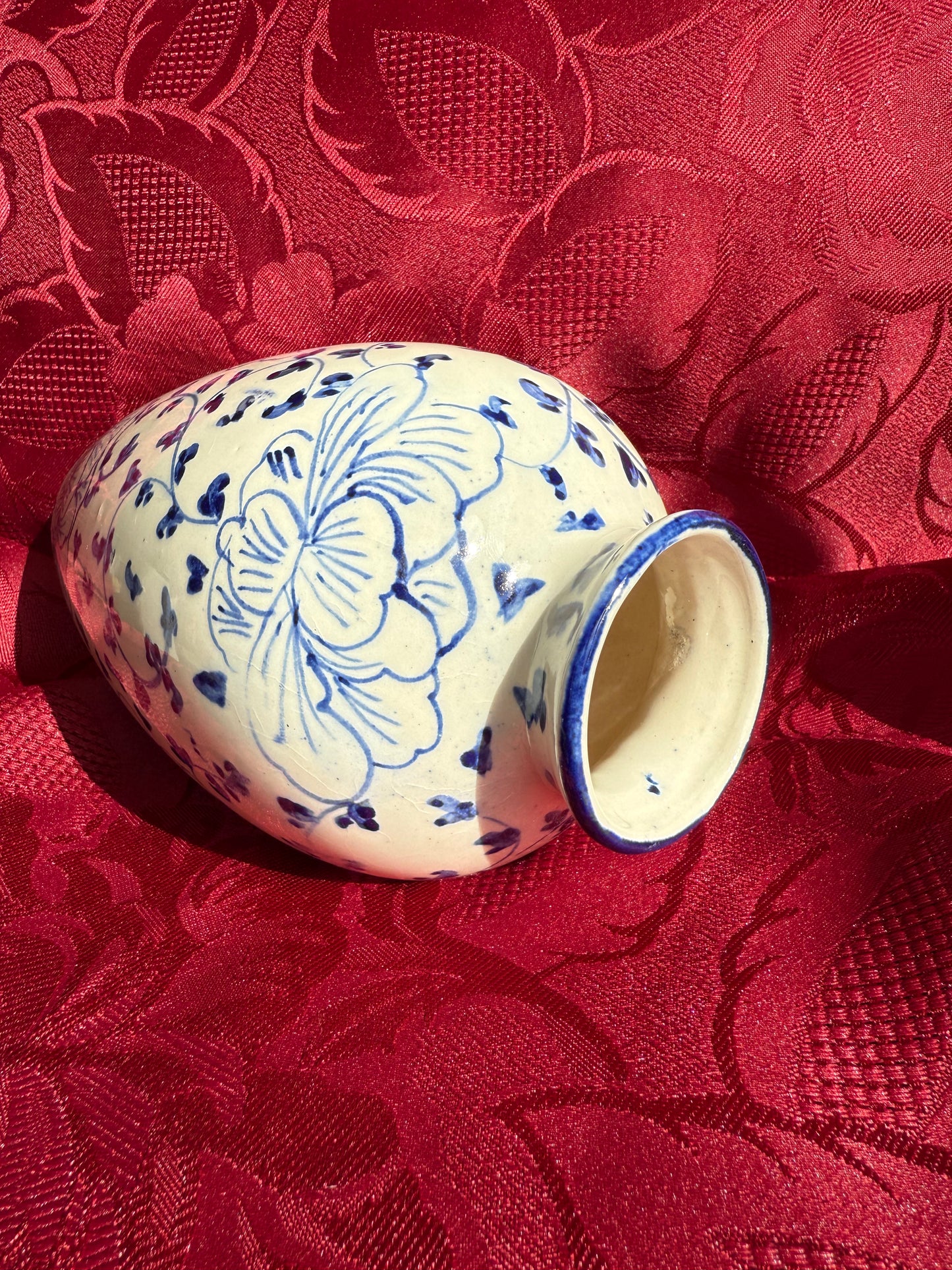 Vase en céramique fleurs bleues peintes à la main
