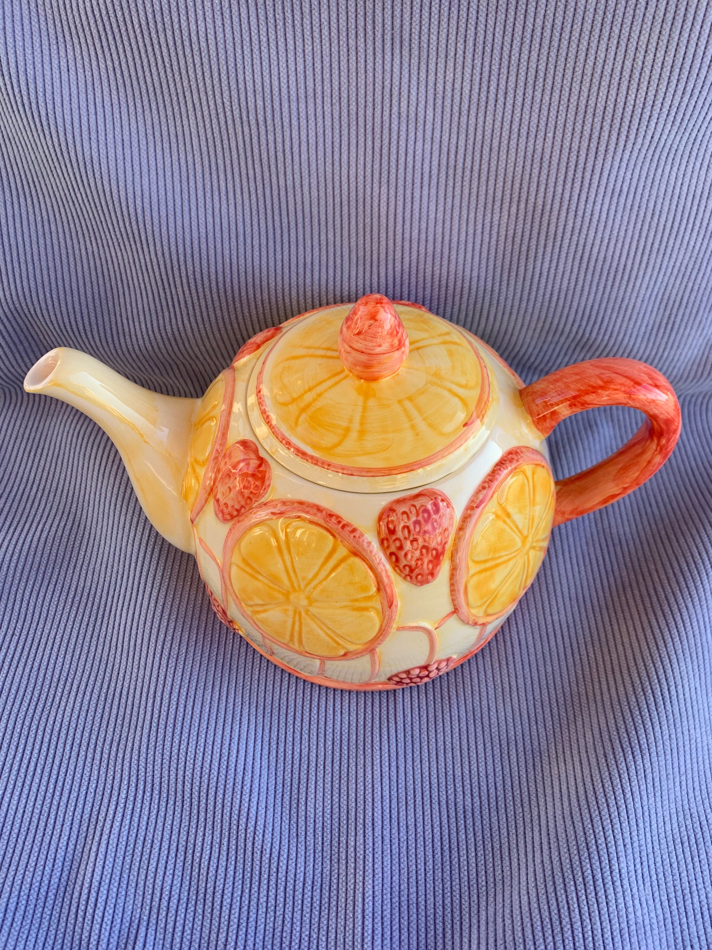 Théière barbotine motifs fruits signée GV