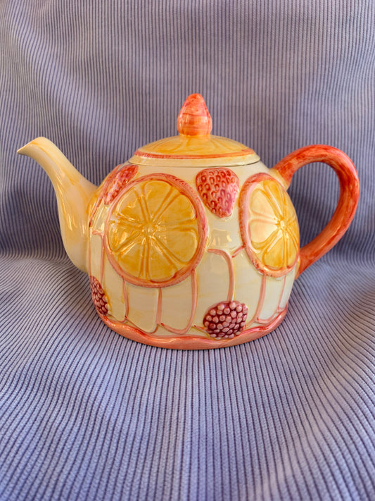 Théière barbotine motifs fruits signée GV