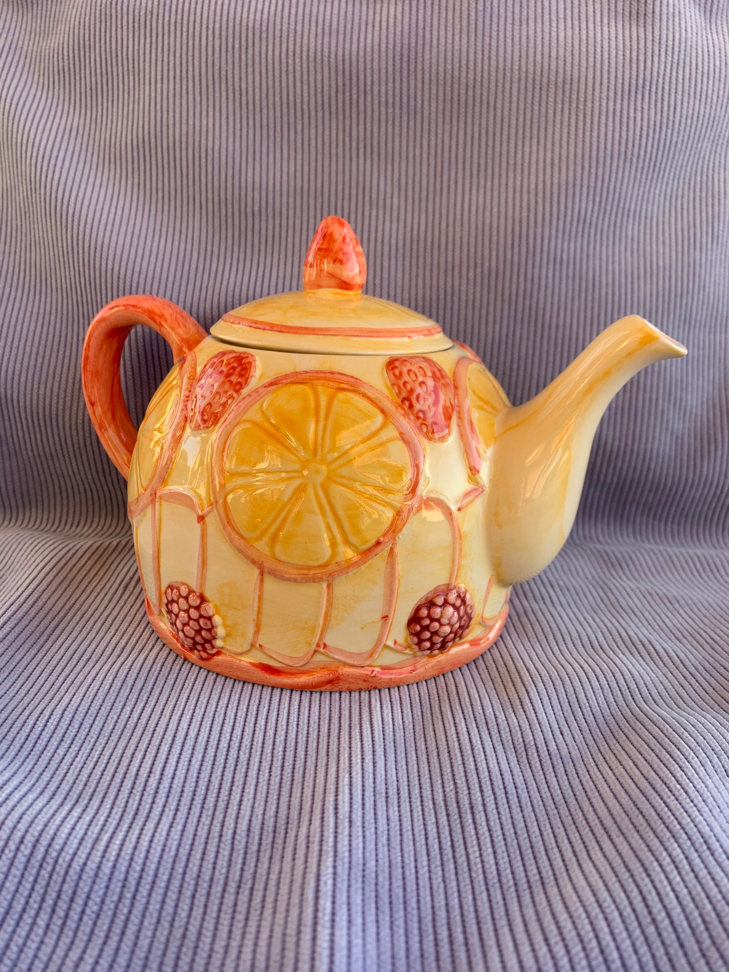 Théière barbotine motifs fruits signée GV