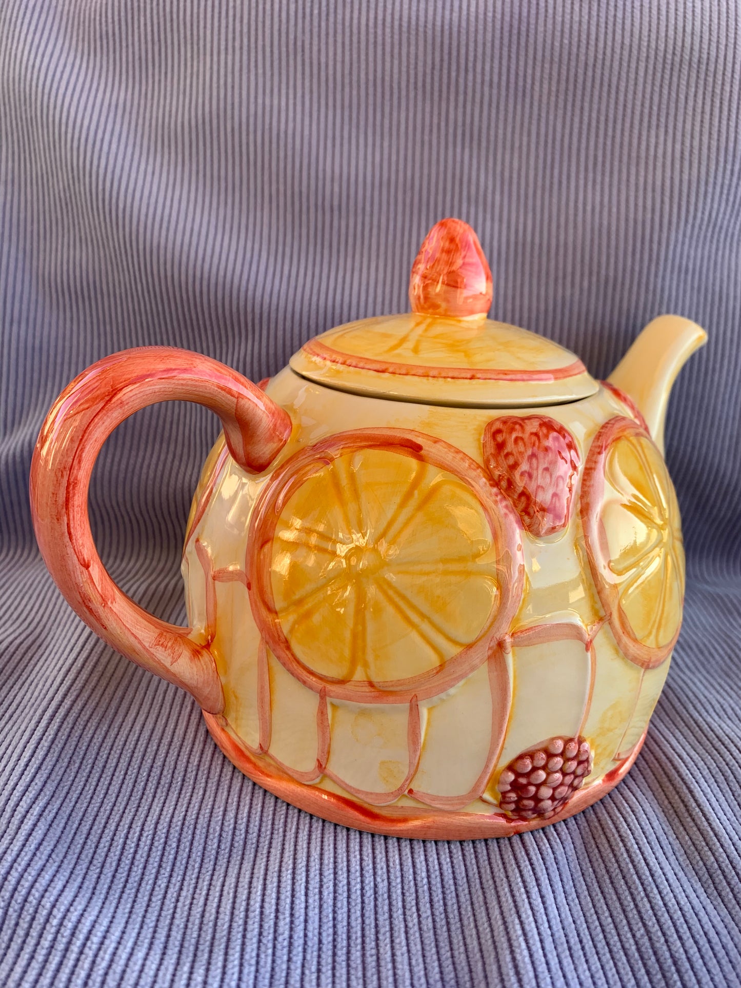 Théière barbotine motifs fruits signée GV