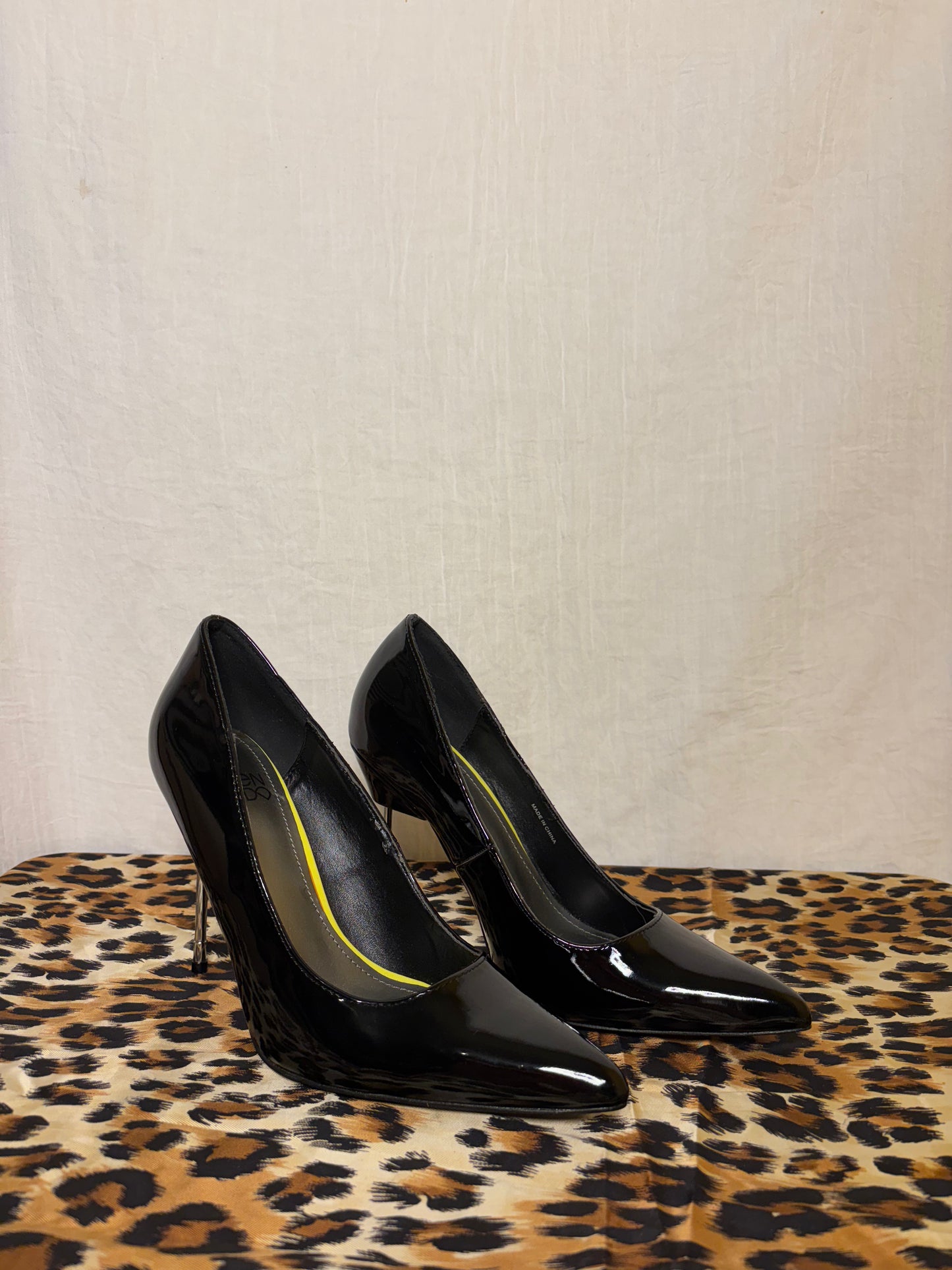Escarpins noirs en vinyle à talons aiguilles métalliques Even & Odd T.40