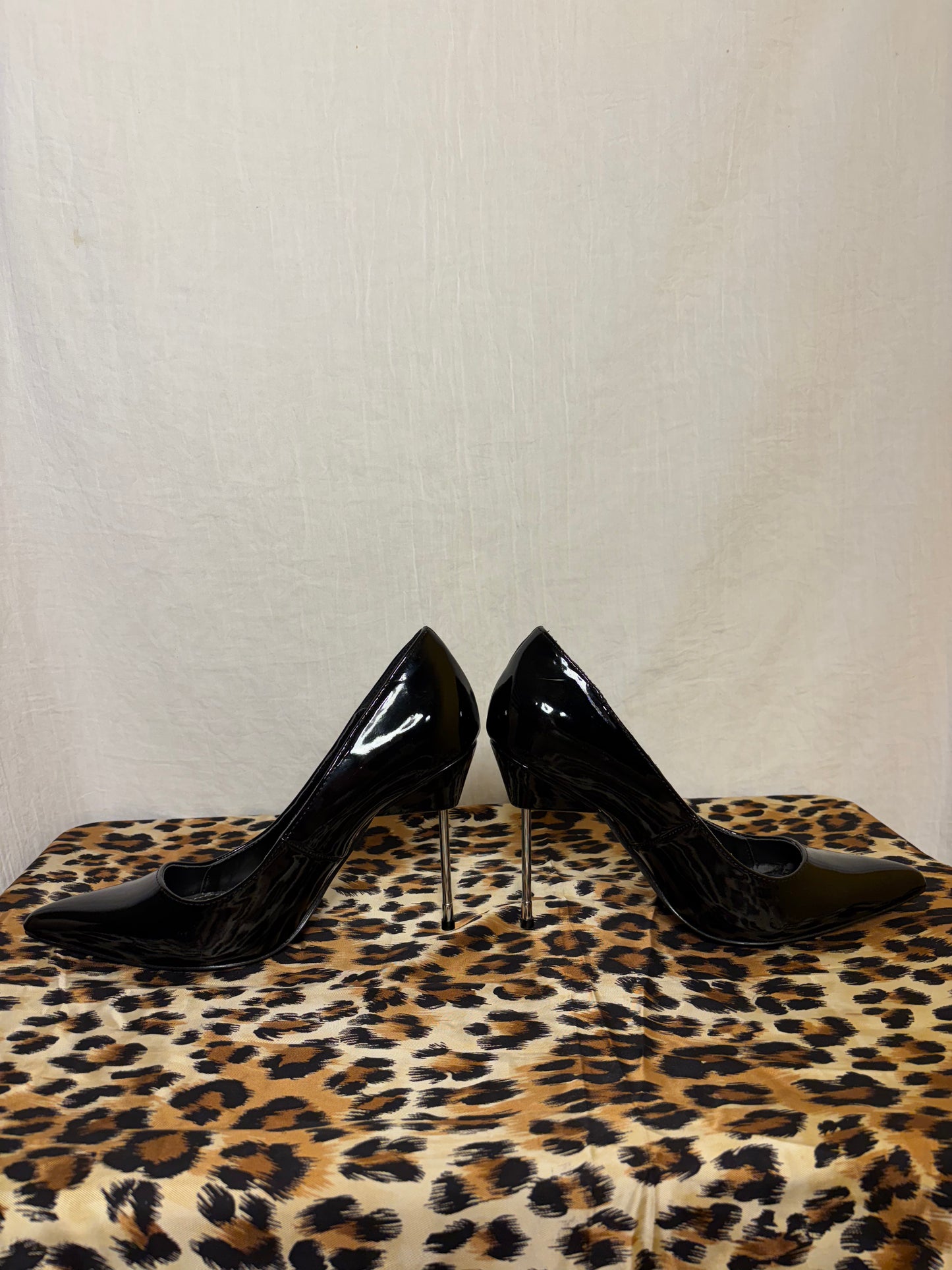 Escarpins noirs en vinyle à talons aiguilles métalliques Even & Odd T.40