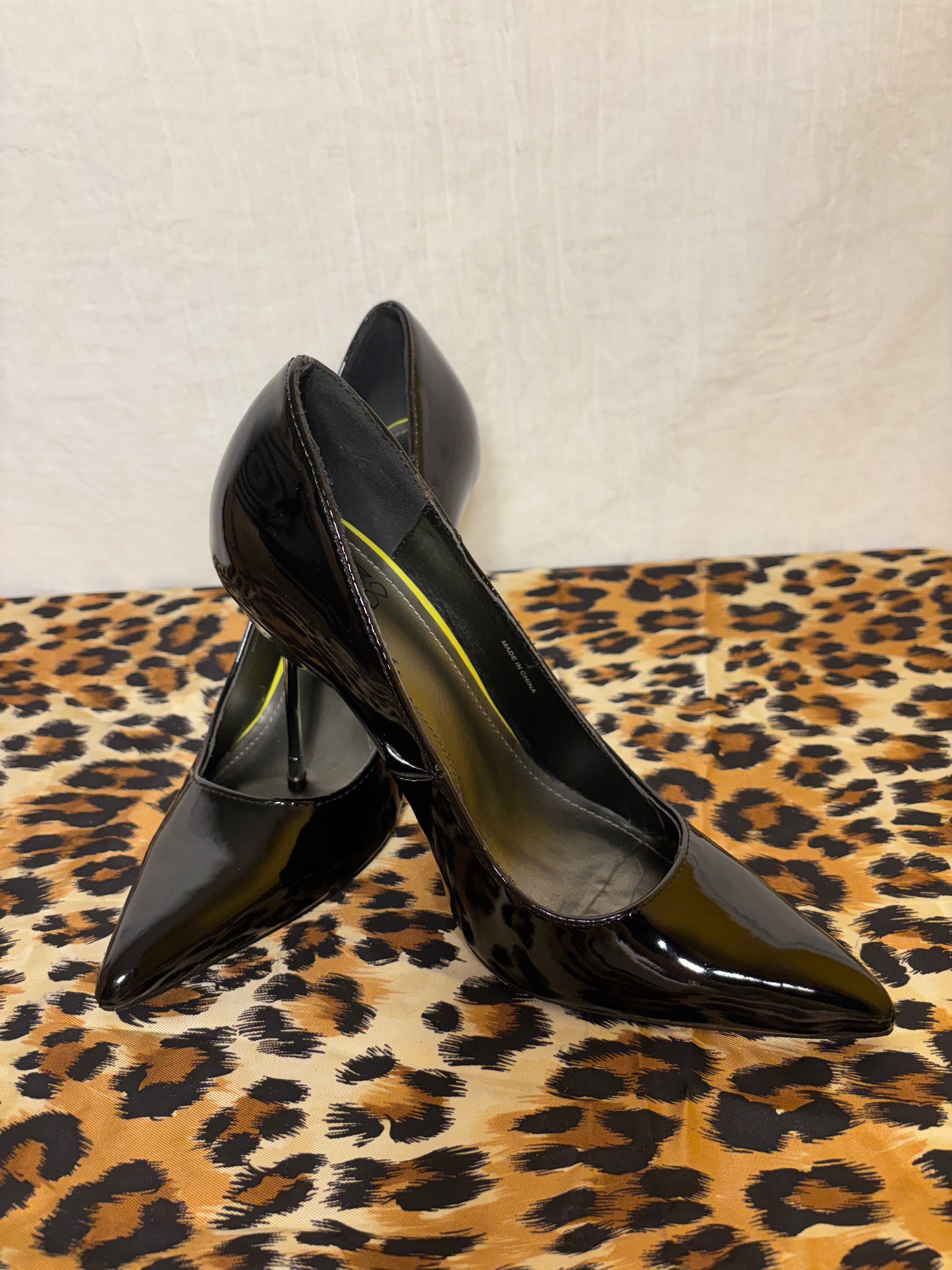 Escarpins noirs en vinyle à talons aiguilles métalliques Even & Odd T.40