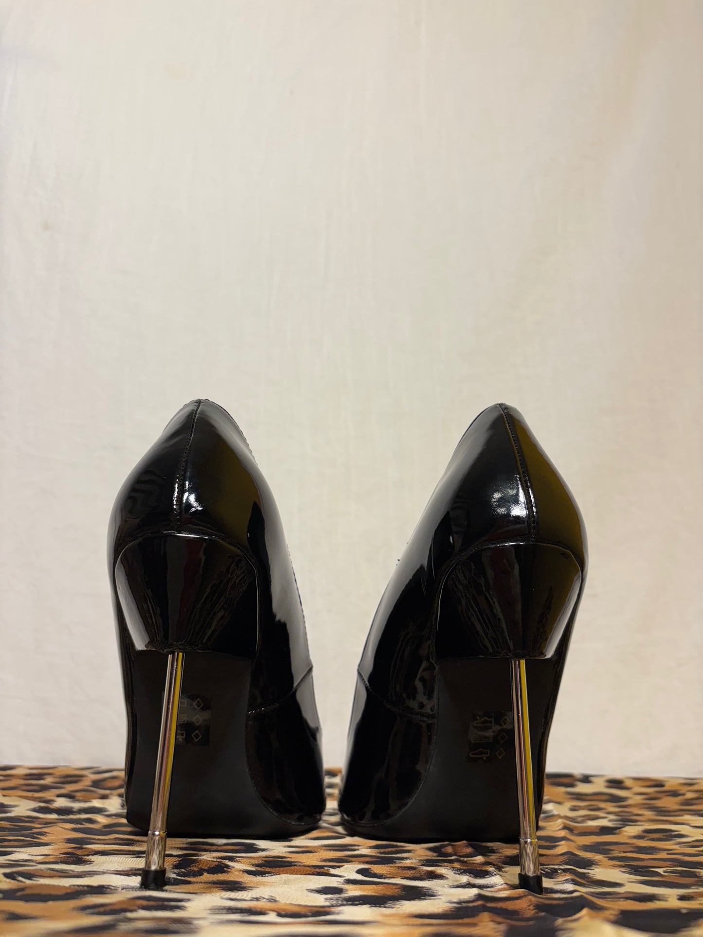 Escarpins noirs en vinyle à talons aiguilles métalliques Even & Odd T.40