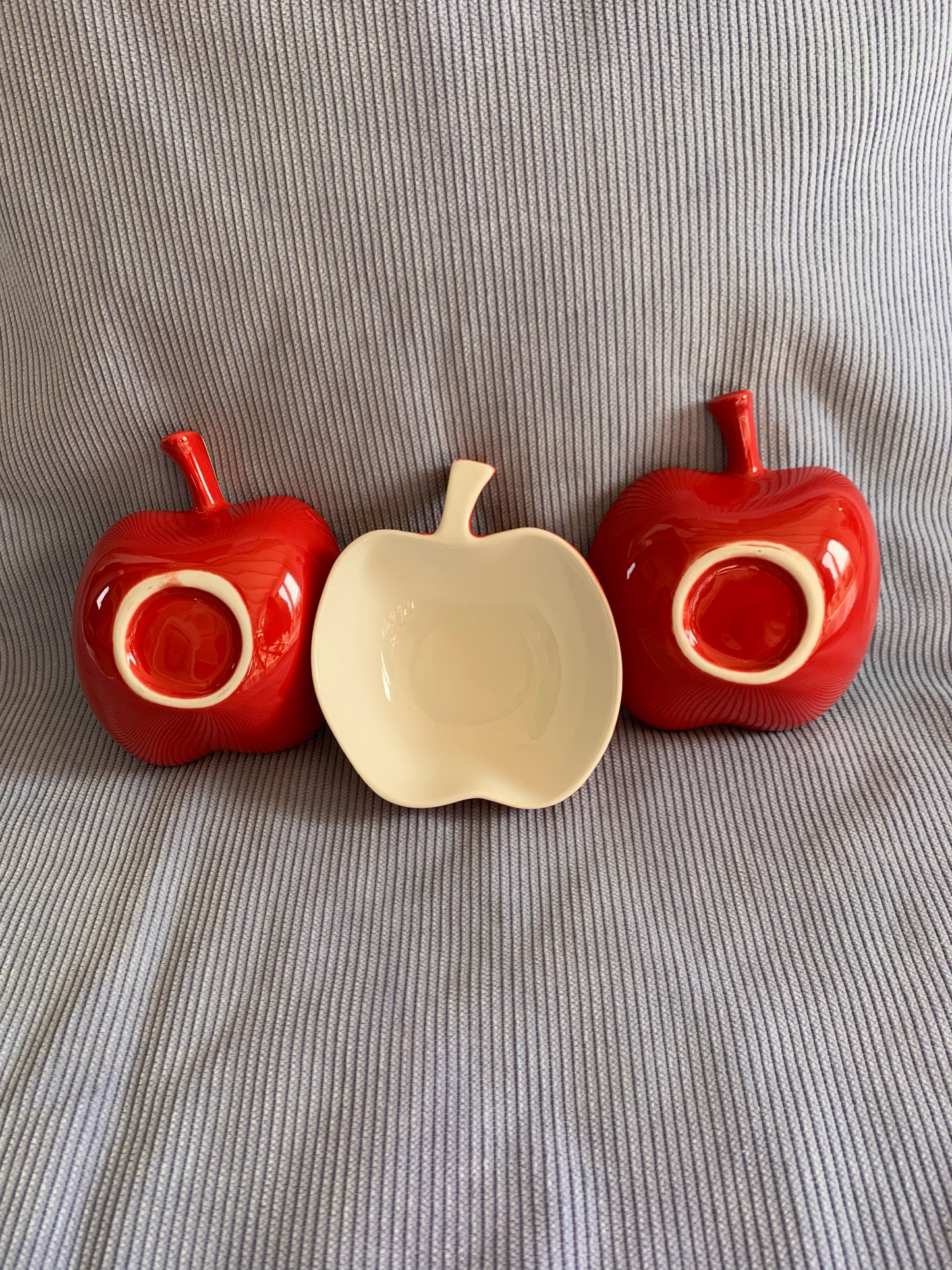 Trois coupelles en forme de pomme