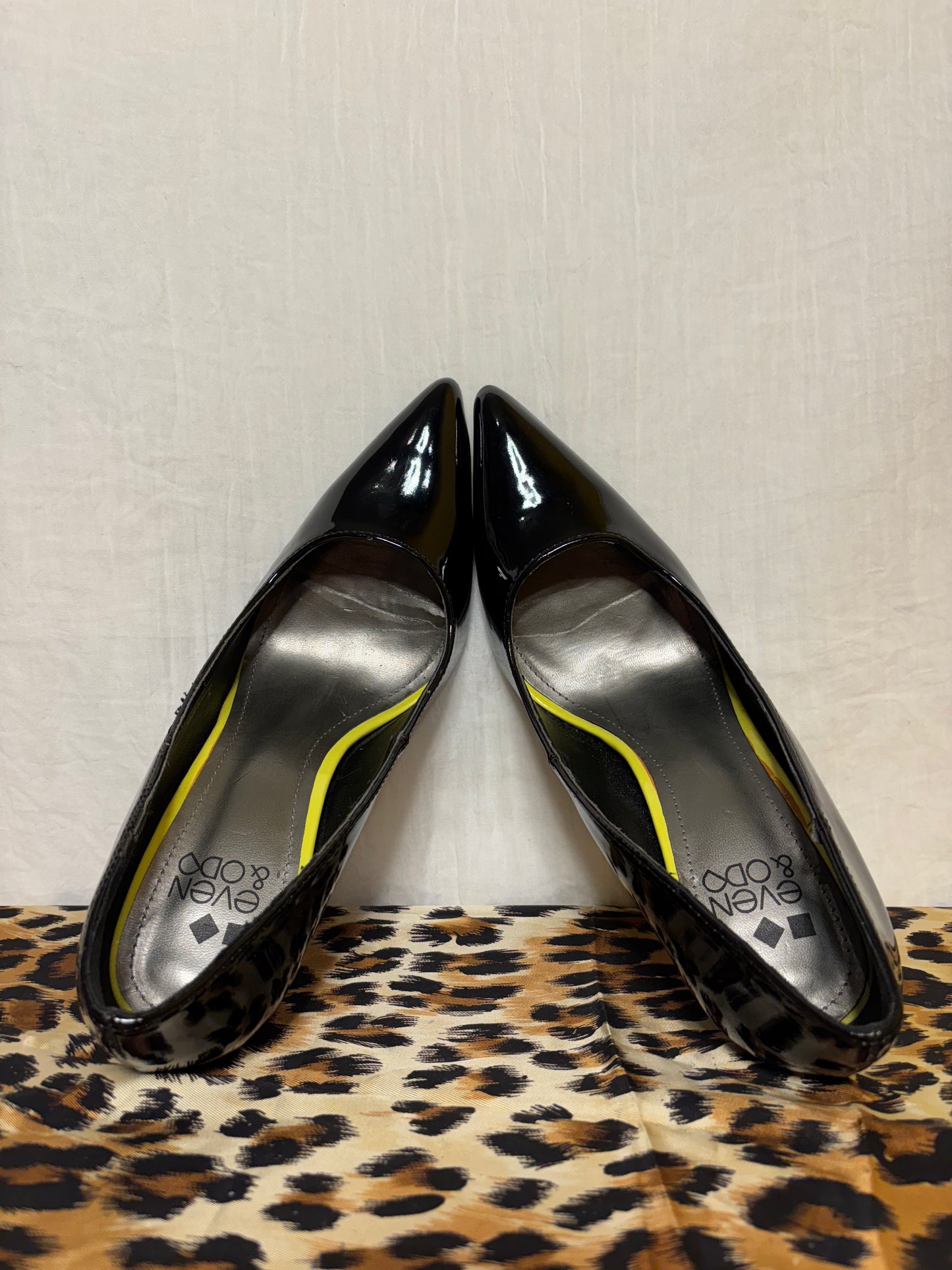 Escarpins noirs en vinyle à talons aiguilles métalliques Even & Odd T.40