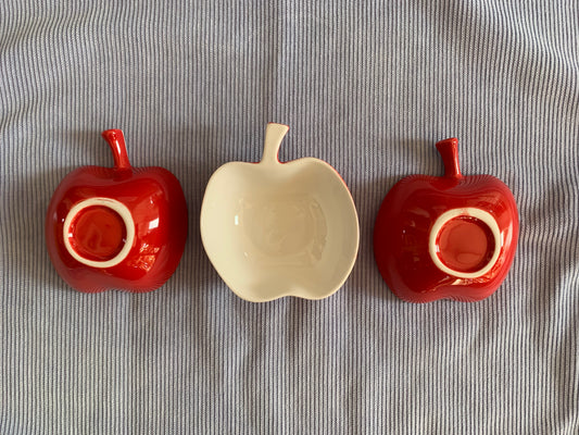 Trois coupelles en forme de pomme