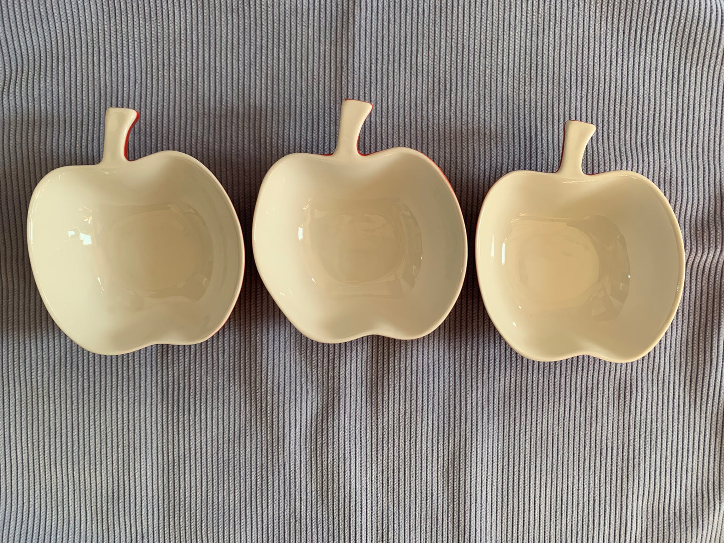 Trois coupelles en forme de pomme