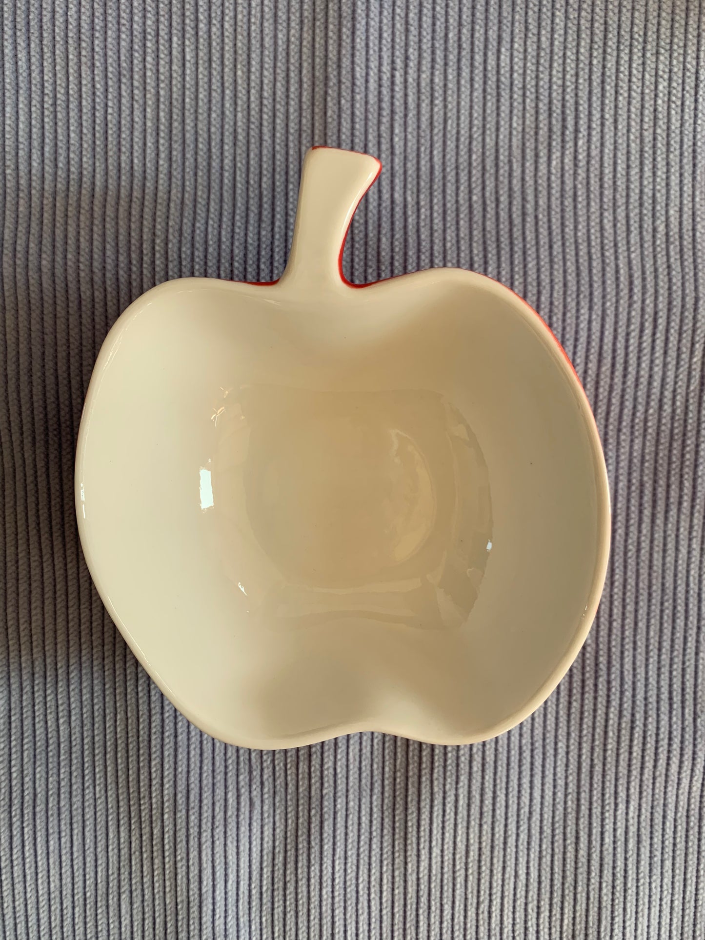 Trois coupelles en forme de pomme