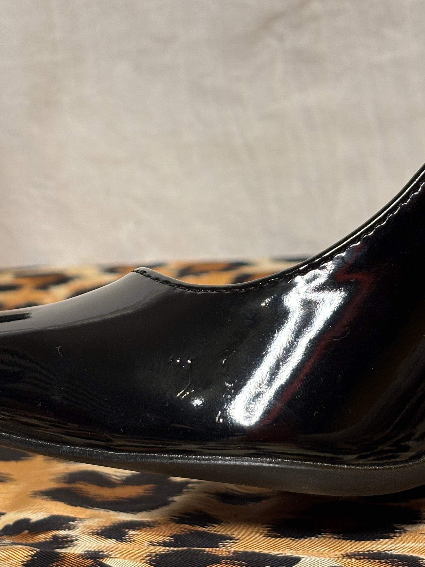 Escarpins noirs en vinyle à talons aiguilles métalliques Even & Odd T.40