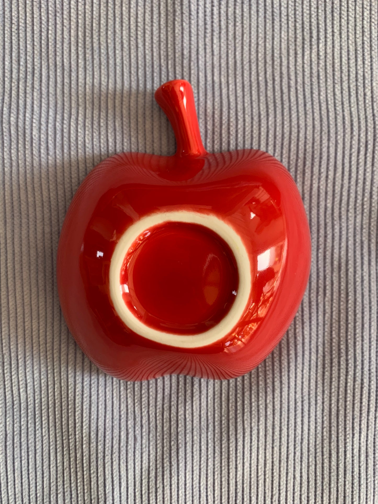 Trois coupelles en forme de pomme