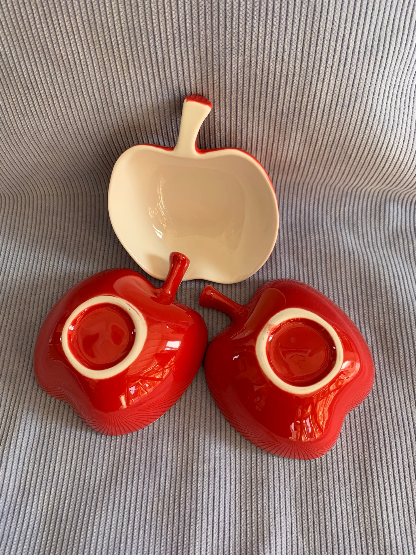 Trois coupelles en forme de pomme
