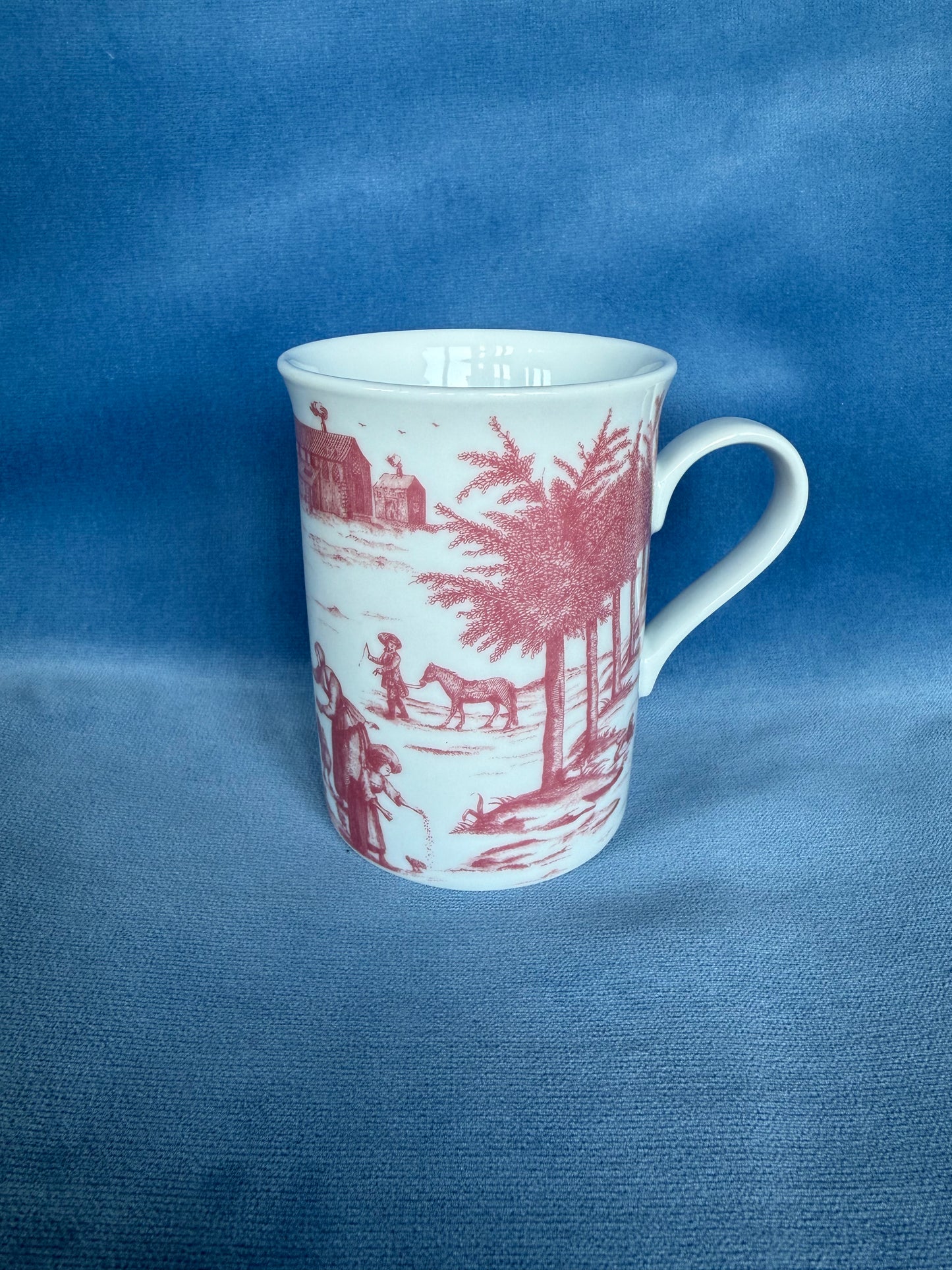 Tasse motif toile de jouy en porcelaine