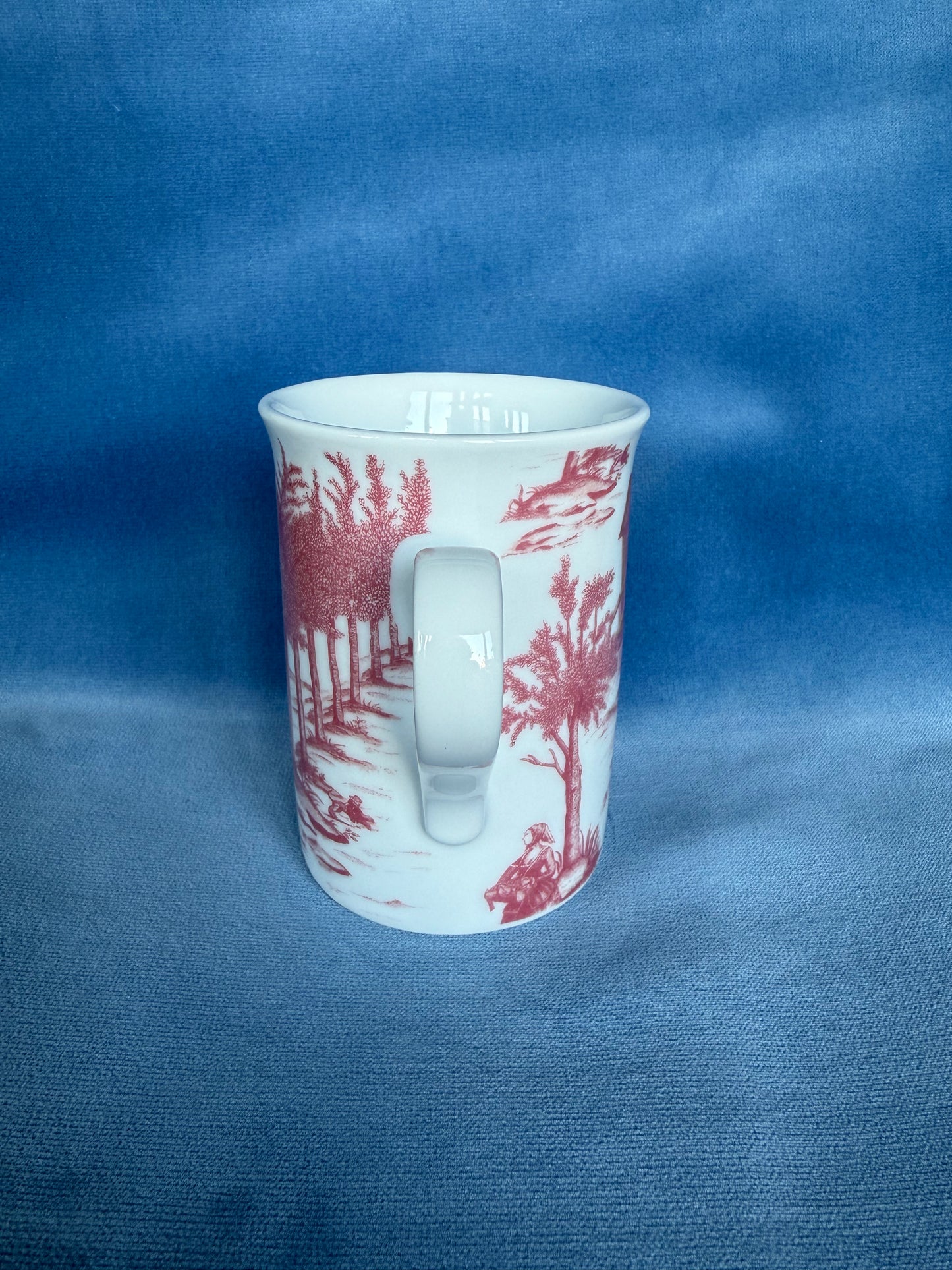 Tasse motif toile de jouy en porcelaine