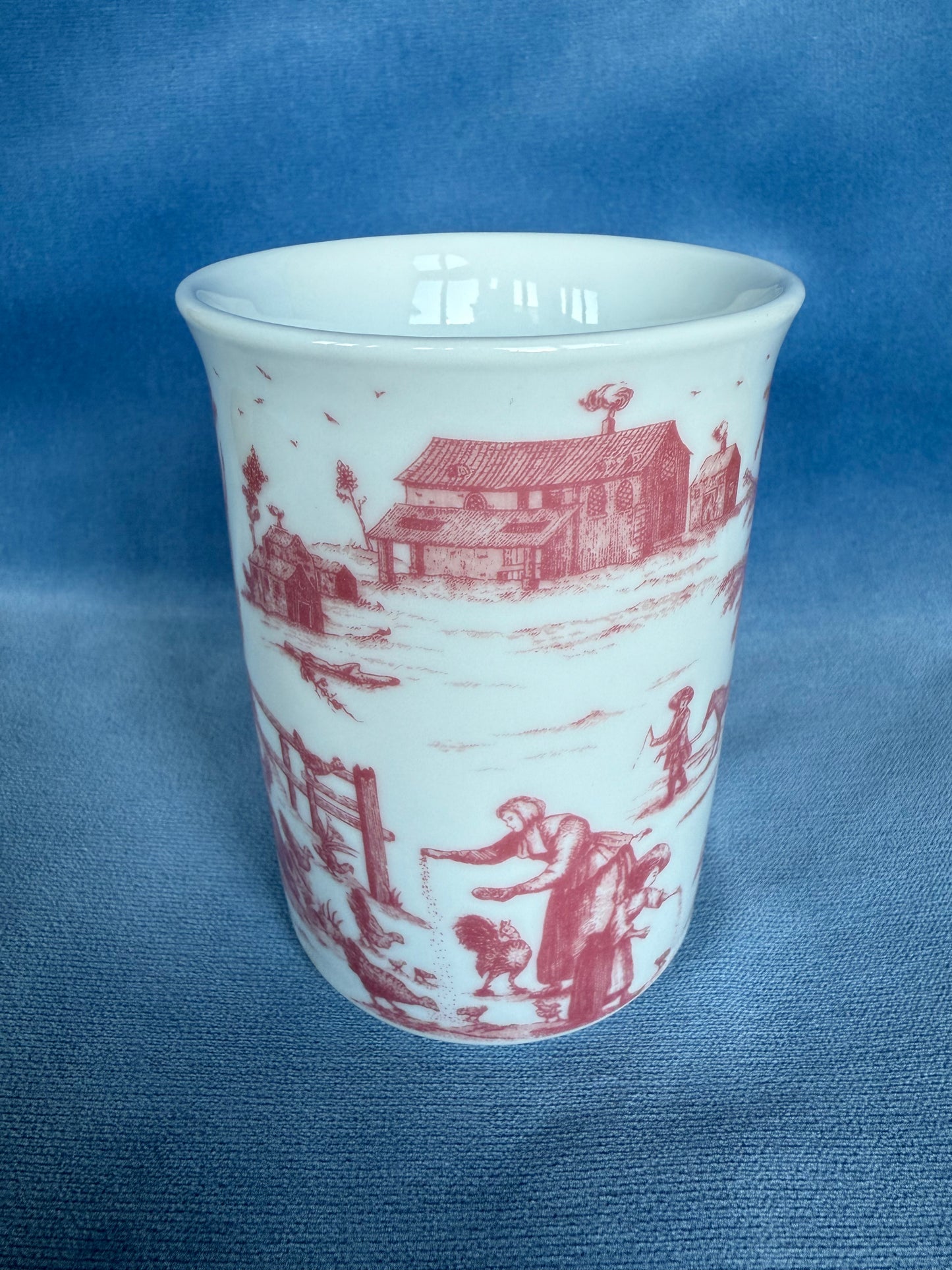 Tasse motif toile de jouy en porcelaine