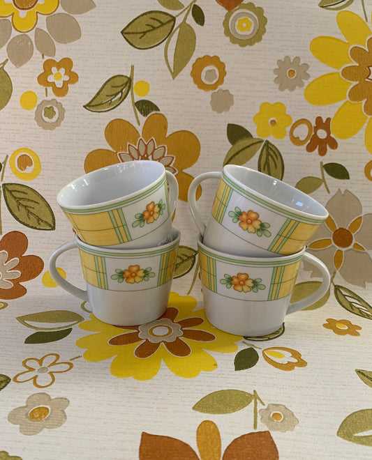 Quatre petites tasses fleurs vintage en porcelaine
