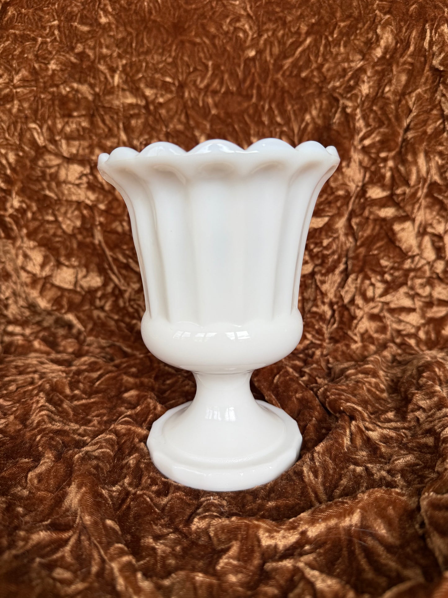 Vase style romain en opaline blanche