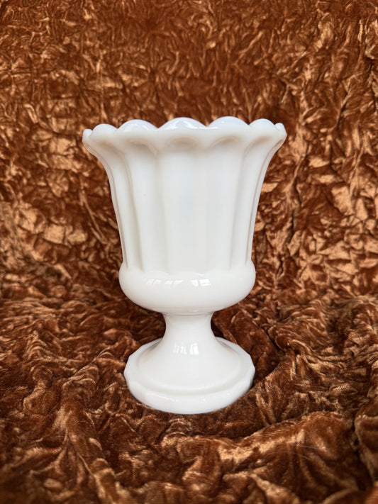 Vase style romain en opaline blanche