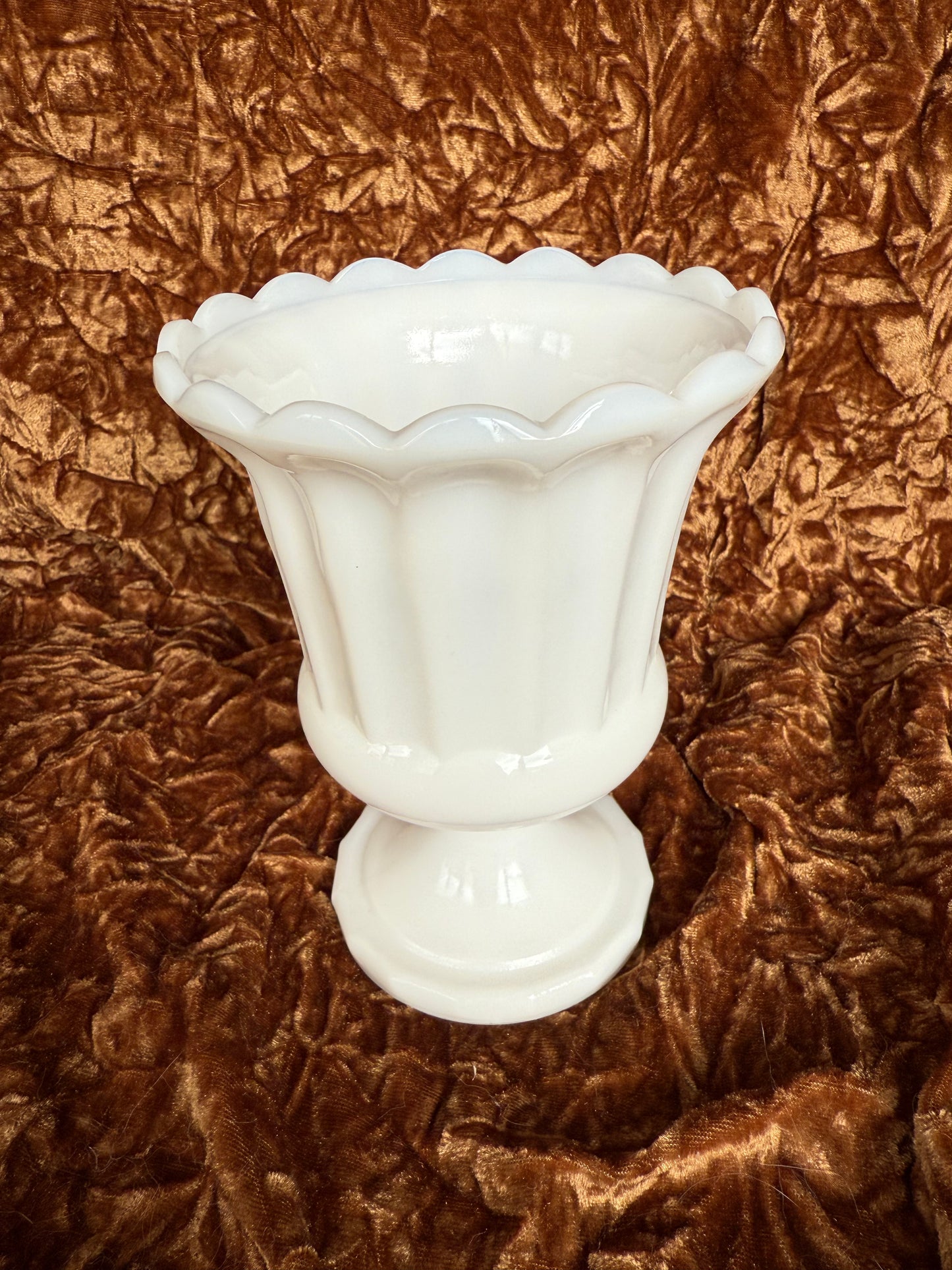 Vase style romain en opaline blanche