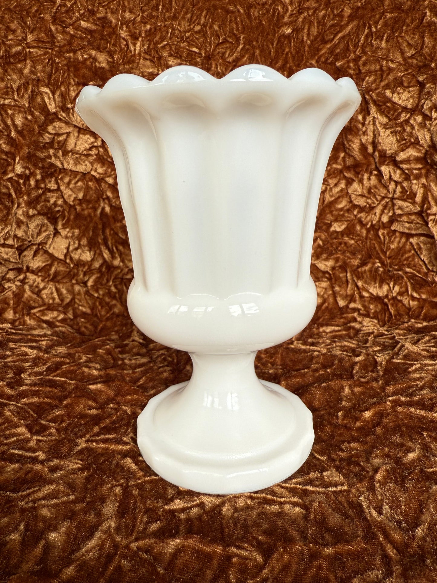 Vase style romain en opaline blanche