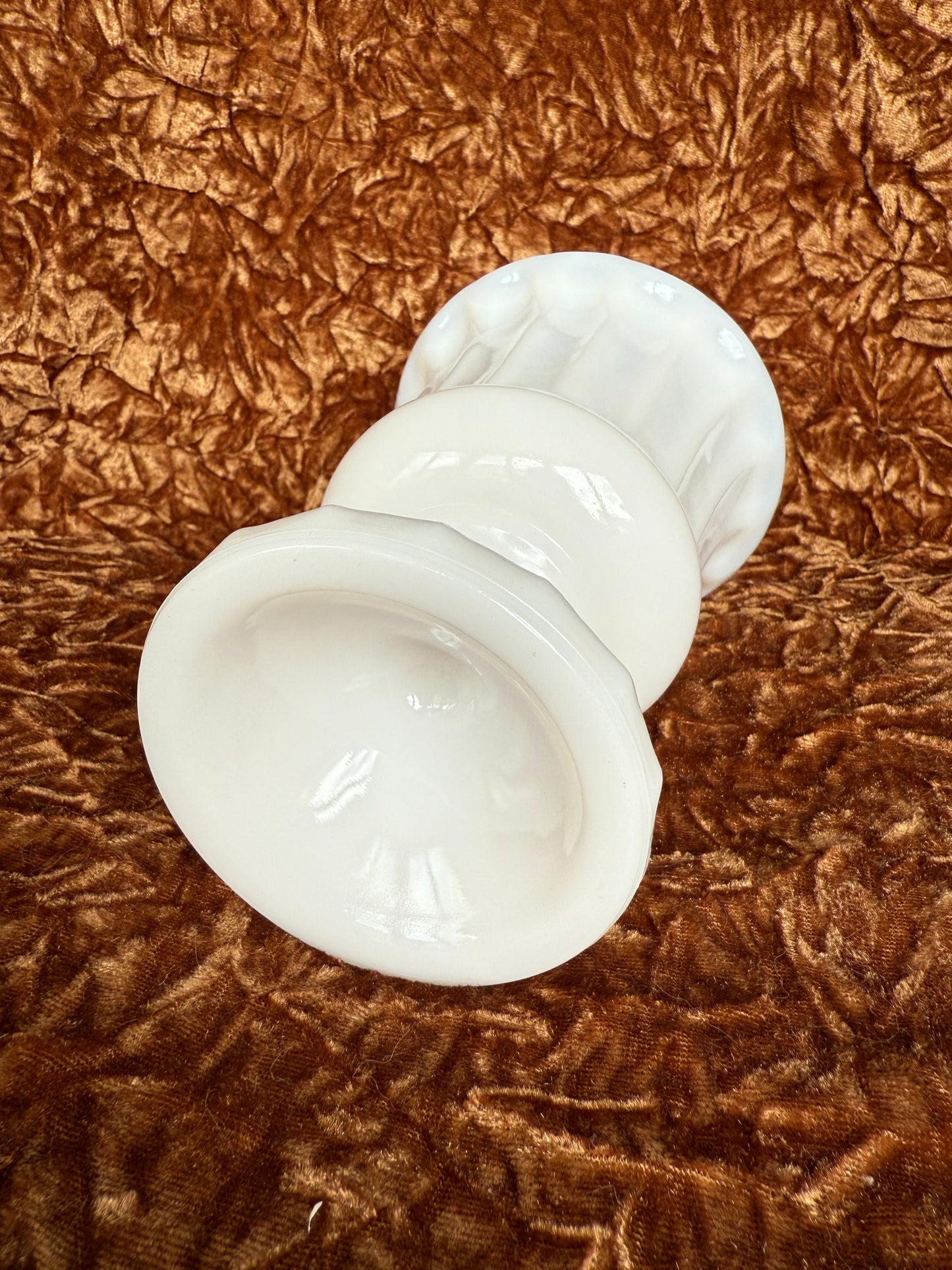 Vase style romain en opaline blanche