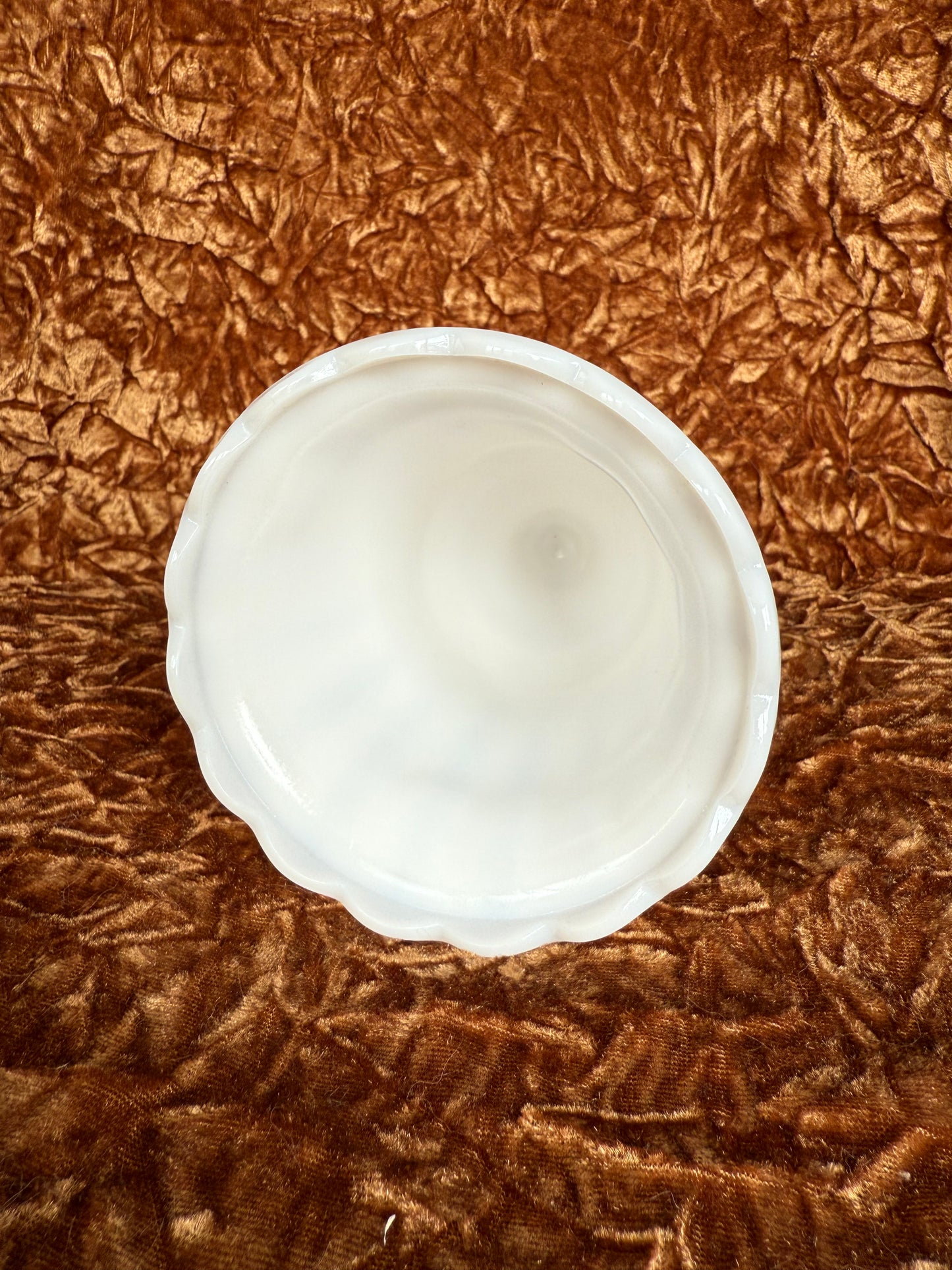 Vase style romain en opaline blanche